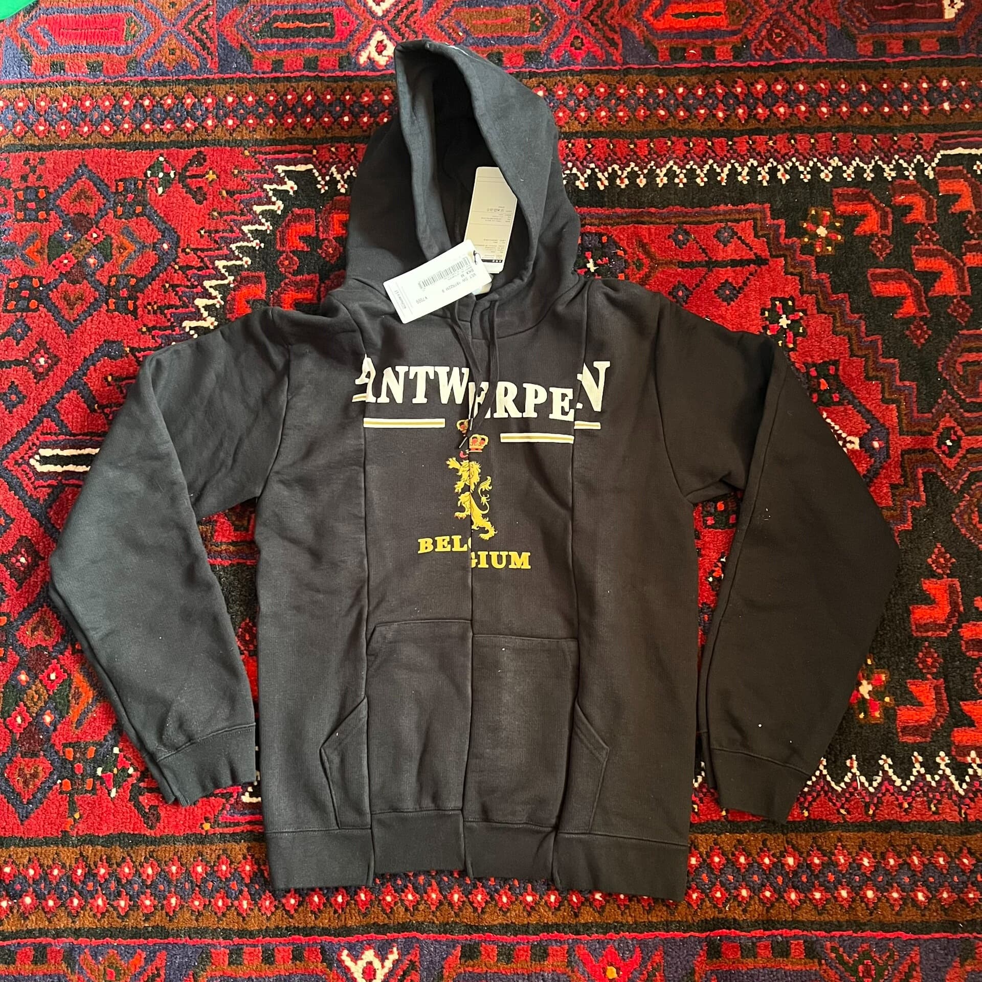 Классический свитер в декорированном стиле от Vetements.Приталенная версия, цена по бирке 7999