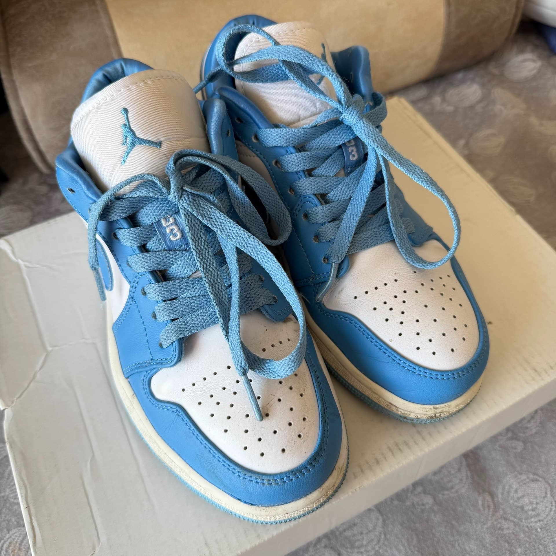 AJ1 Low North Carolina blue, женские кроссовки с низким берцем, размер 37,5, бело-синяя цветовая гамма, классические