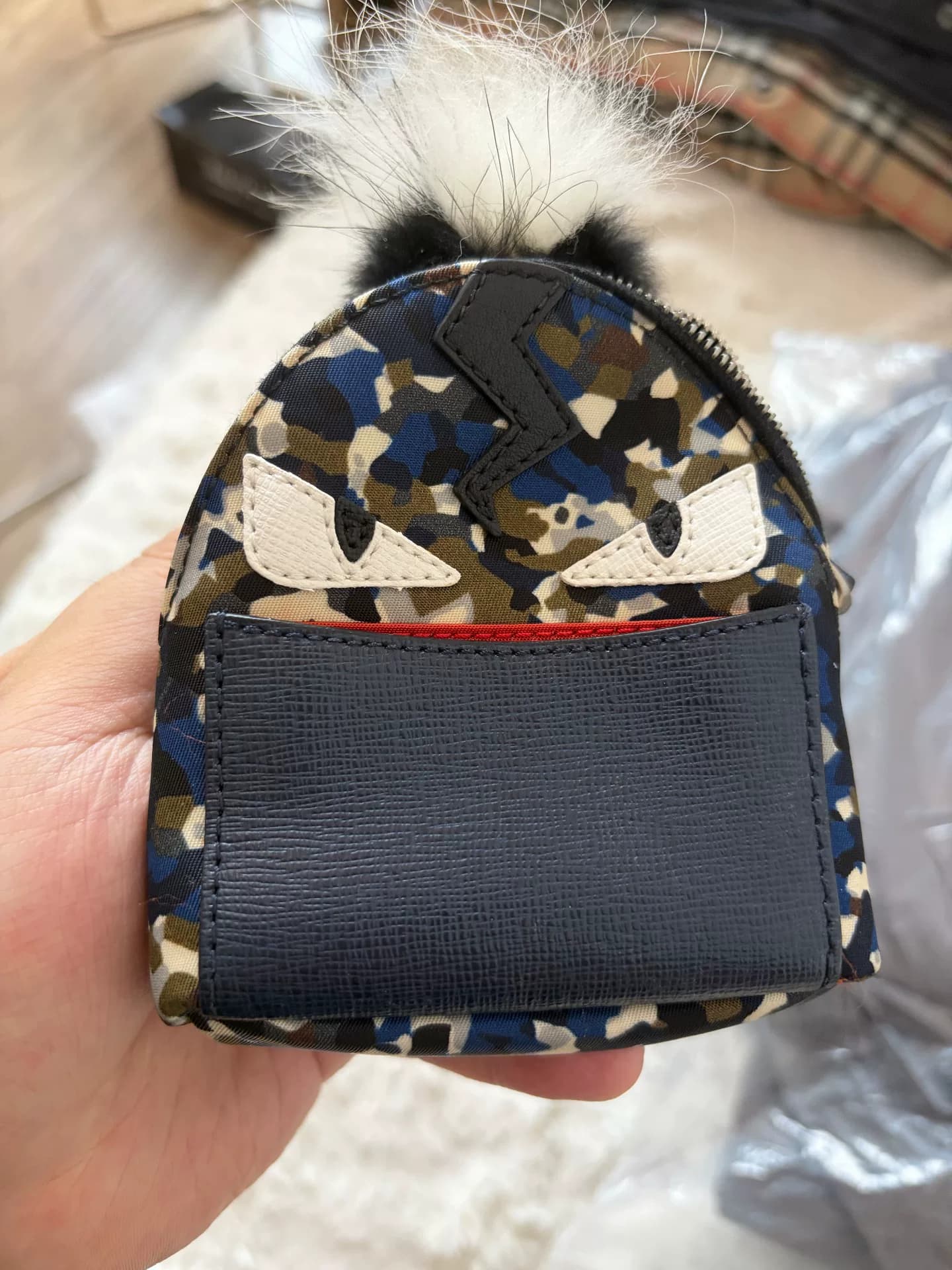 Наплечный брелок-портмоне Fendi little monster абсолютно новый, пленка не порвана, натуральная, не покупайте подделки