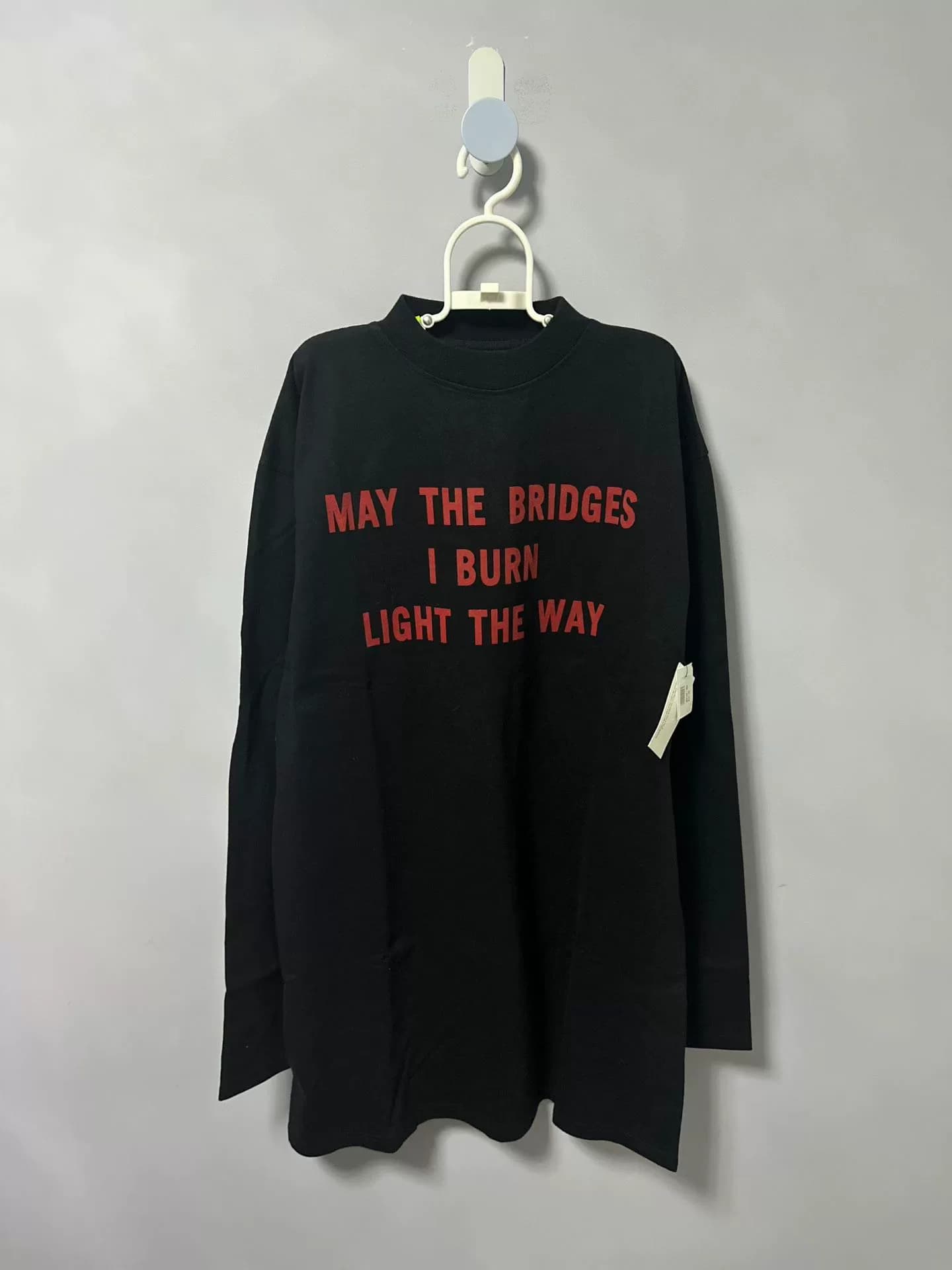 тонкий свитер с черно-красным слоганом vetements, размер xs, абсолютно новый, с подвеской