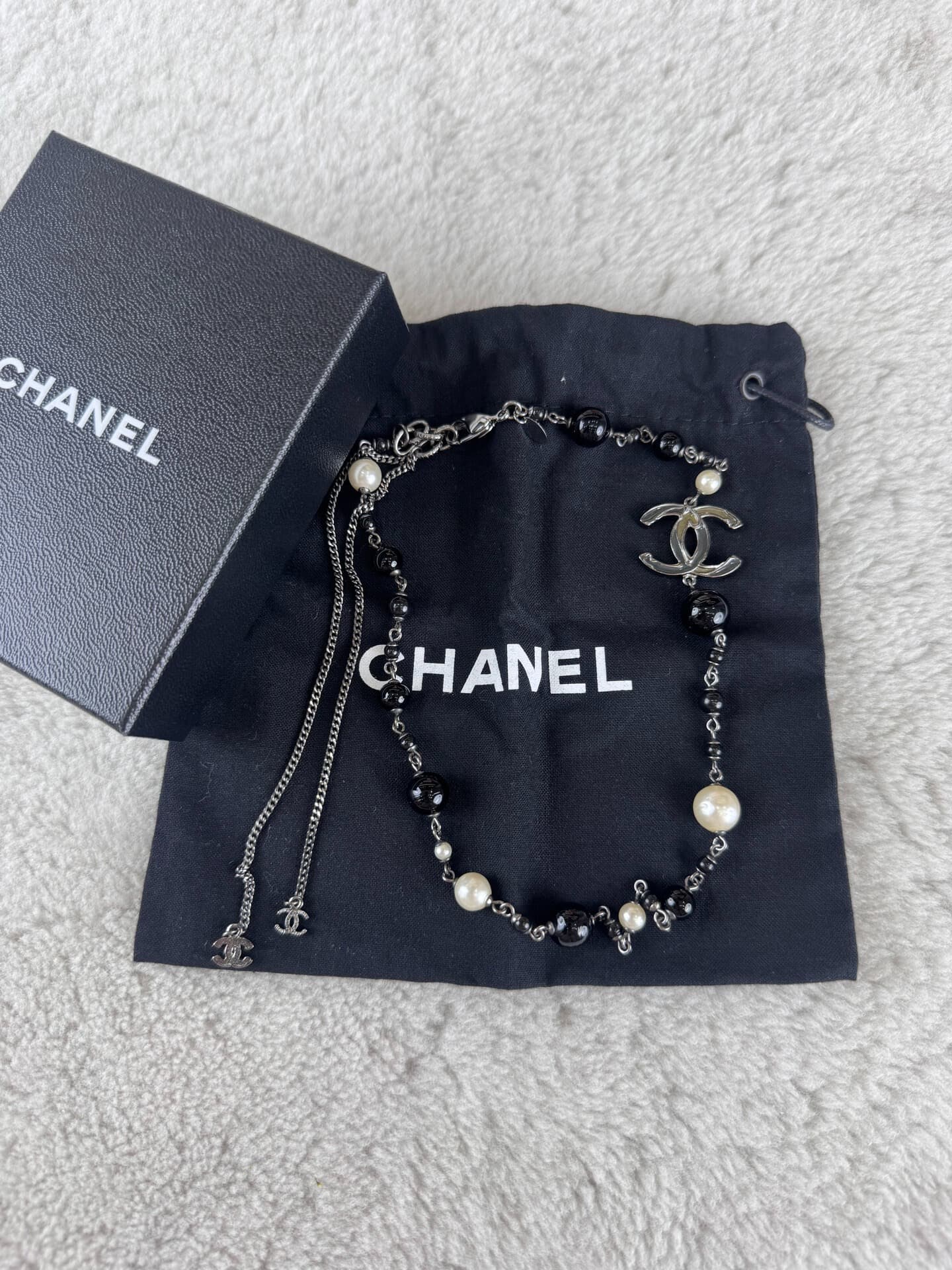 Chanel/Черно-белое жемчужное ожерелье с эмалевой пряжкой Chanel, новинка 98-го цвета, доступно как для мужчин, так и для женщин