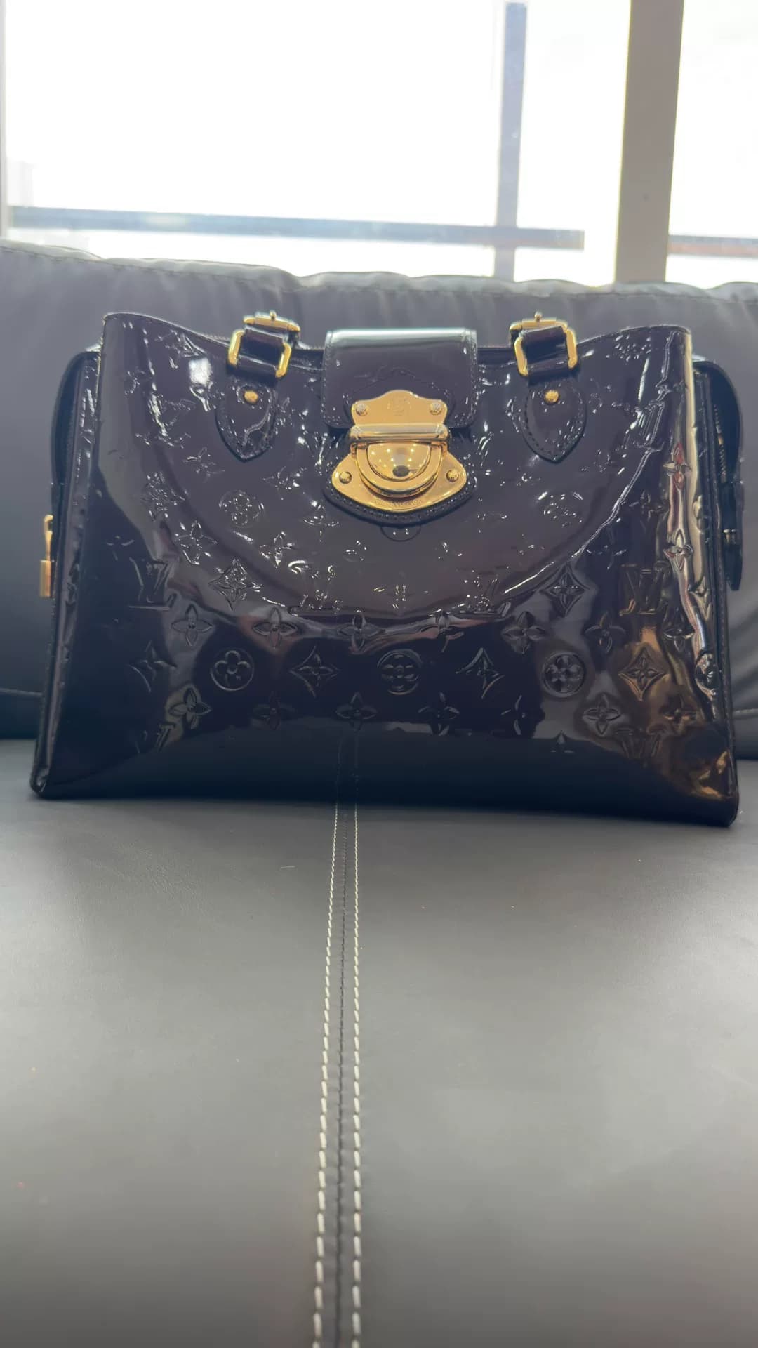 Сумка среднего размера из лакированной кожи с тиснением presbyopia от LV Louis Vuitton вишневого цвета, размер 36*26