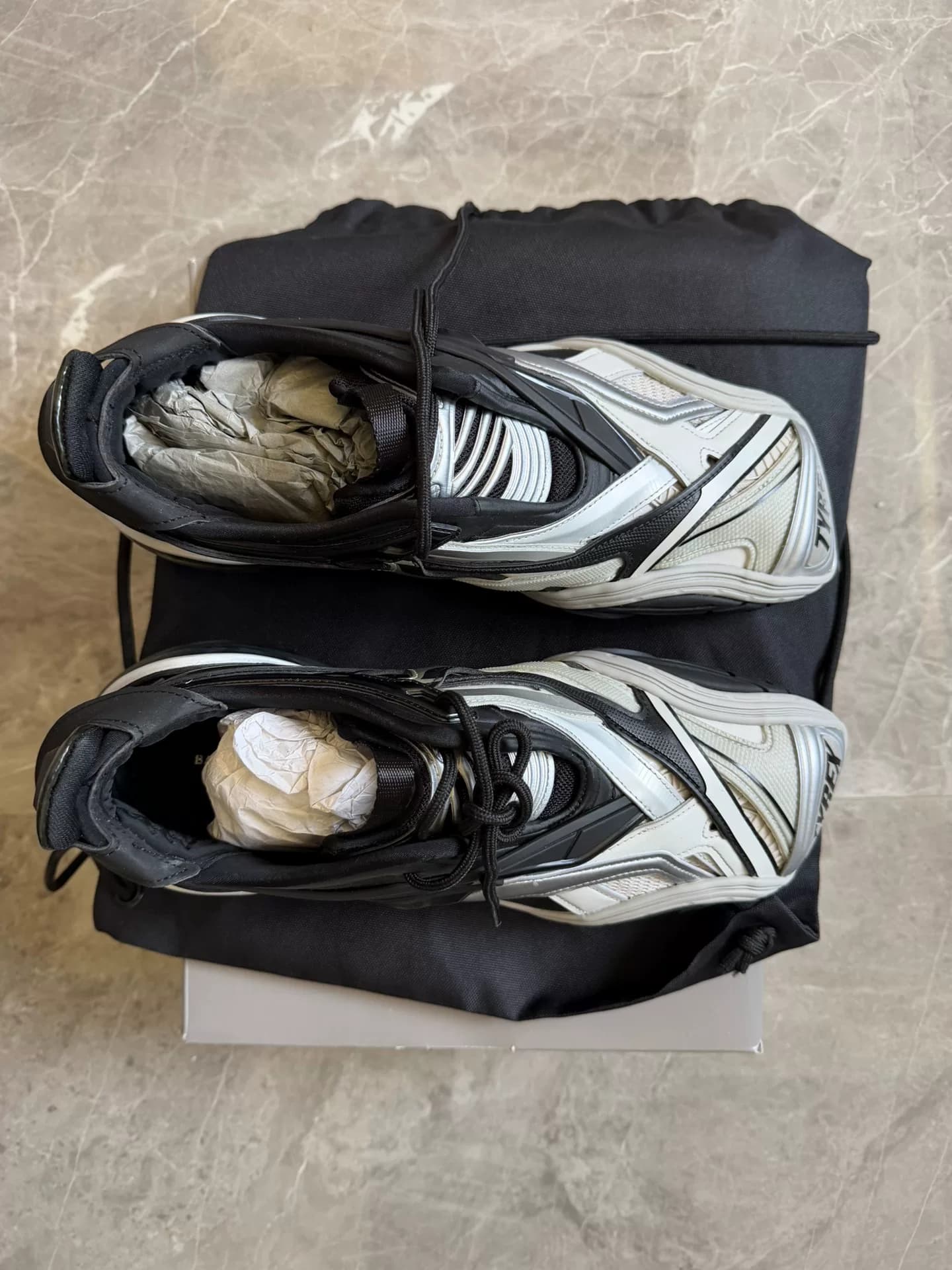 Balenciaga tyrex silver 44 абсолютно новый, только примерьте