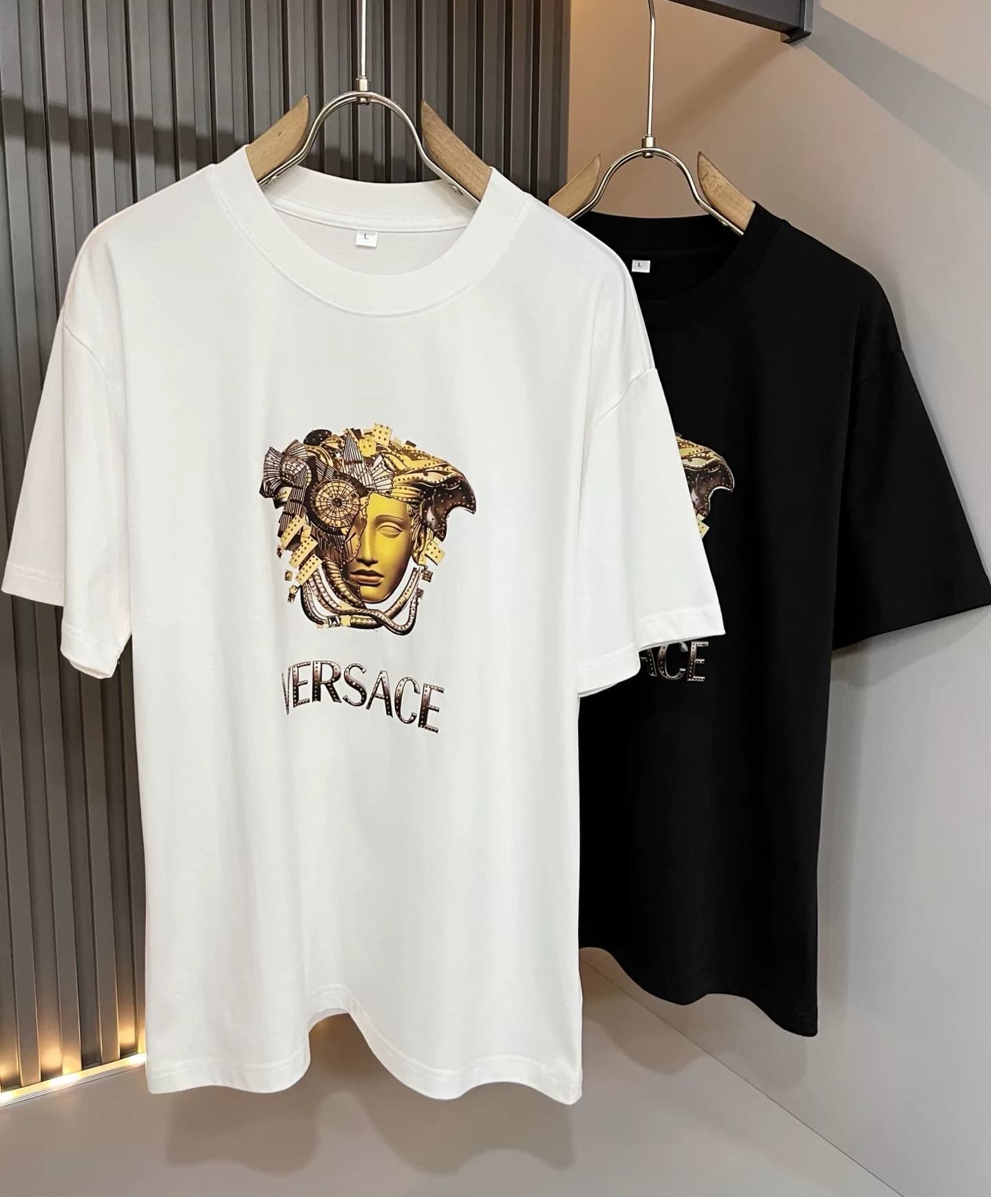 Футболка с короткими рукавами и принтом в виде головы медузы от VERSACE