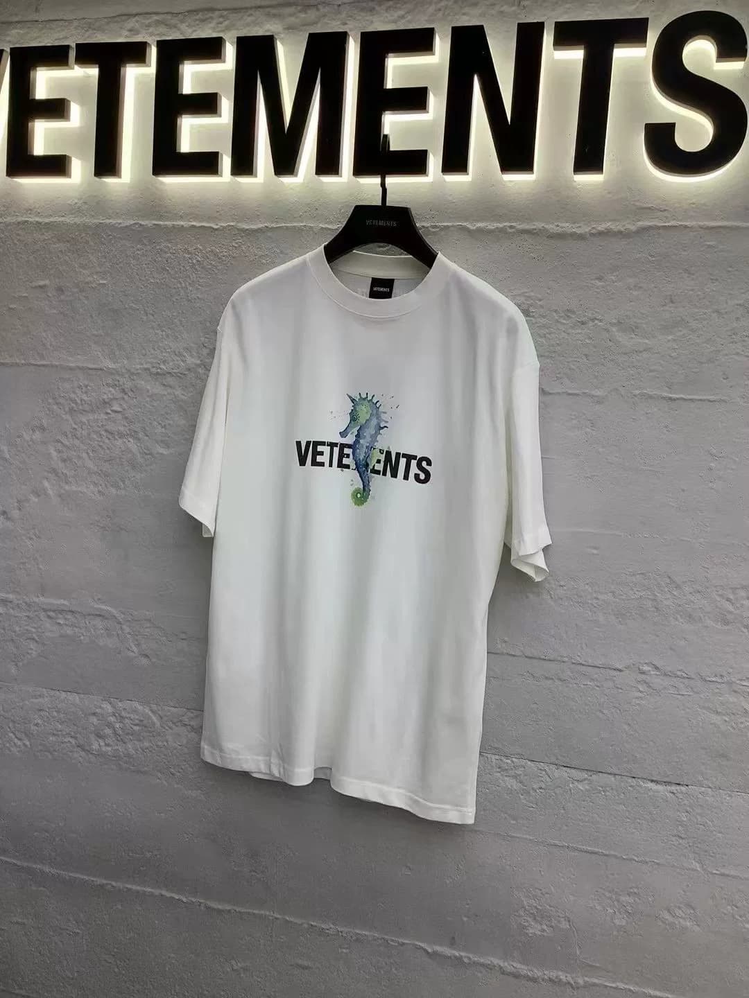 Футболка с коротким рукавом VETEMENTS с принтом морского конька