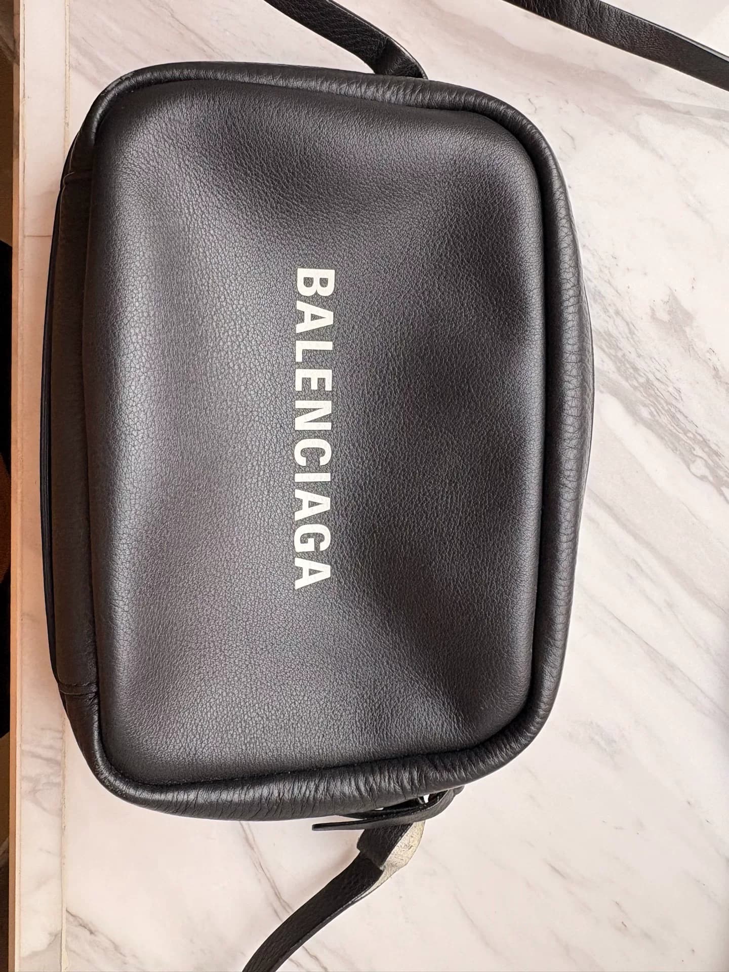 Сумка для фотоаппарата Balenciaga Balenciaga из черной воловьей кожи с классическим логотипом