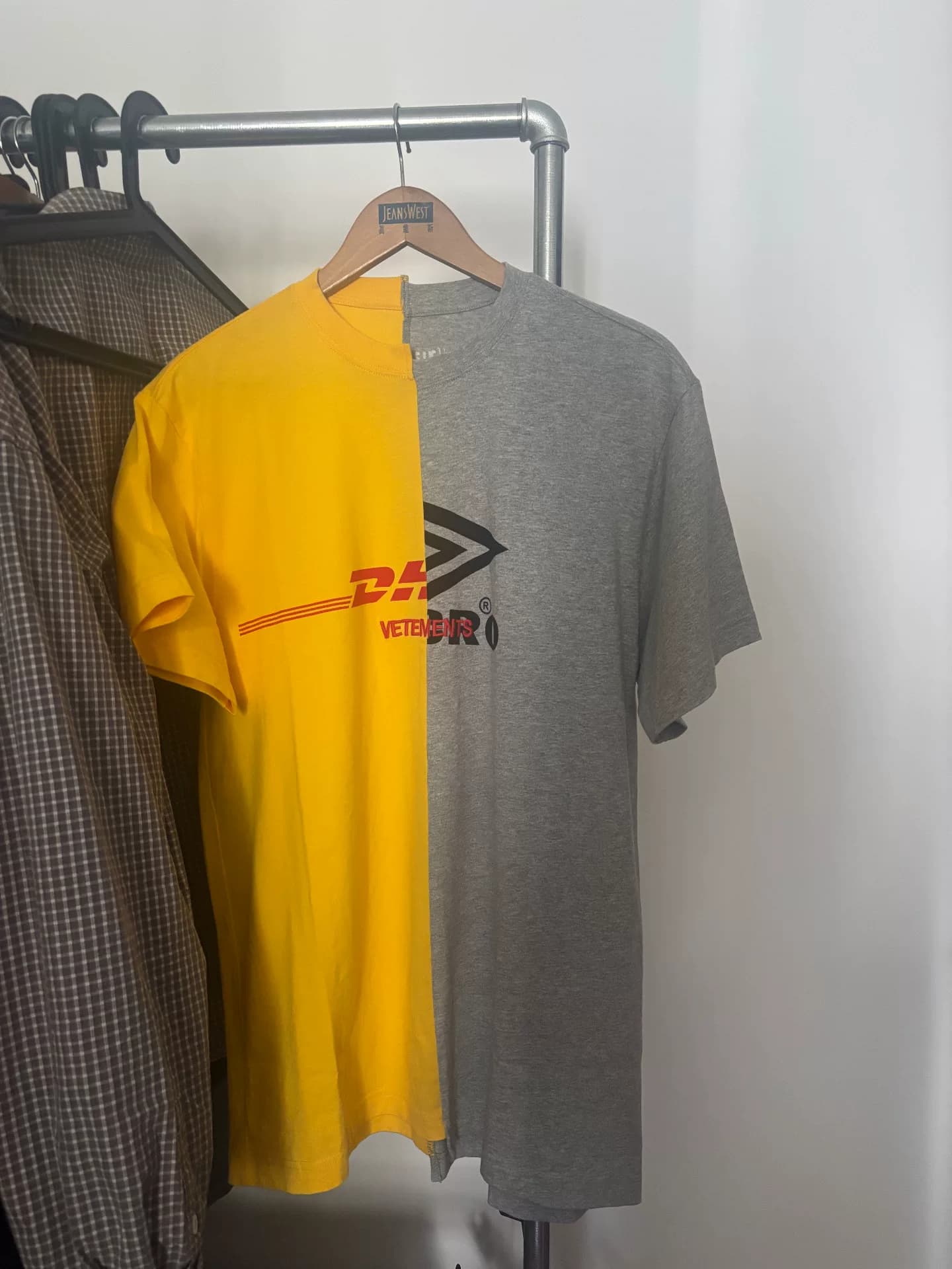 Футболка Vetements x DHL, подходящая по цвету к футболке Vetements и D