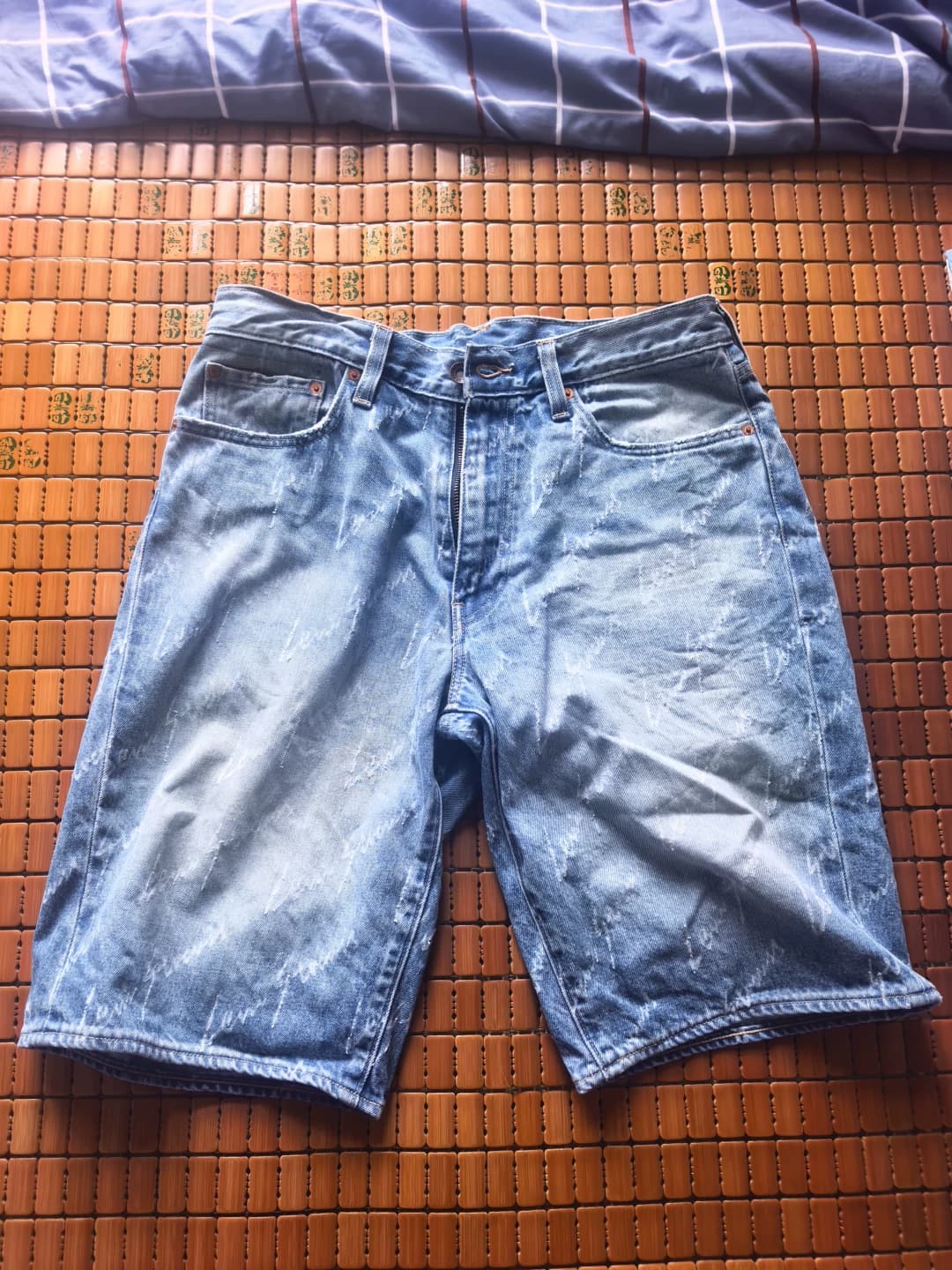 Джинсовые шорты Levi's 32-го размера совершенно новые, их ни разу не стирали, а свободная версия подходит для роста 16