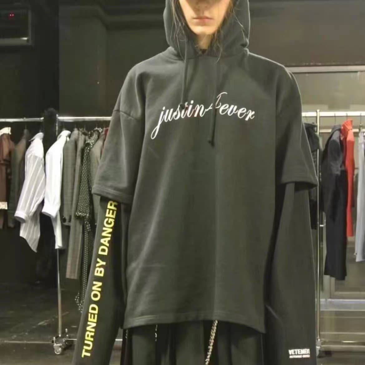 Свободный и укороченный черный свитер Vetements