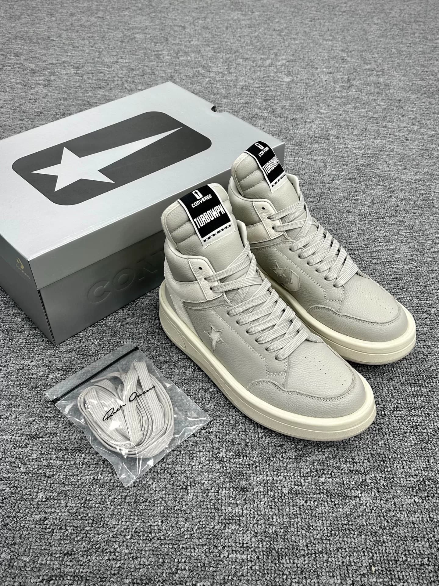 Кобрендовая овсяная каша Converse белого и серого цвета