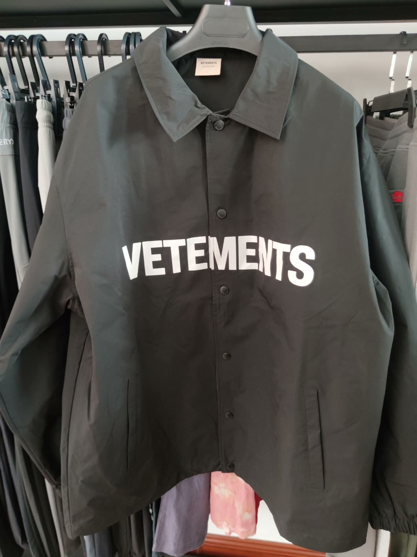 Весенняя куртка VETEMENTS Witt cute cabinet goods Fidelity 25 со свободными буквами на лацканах