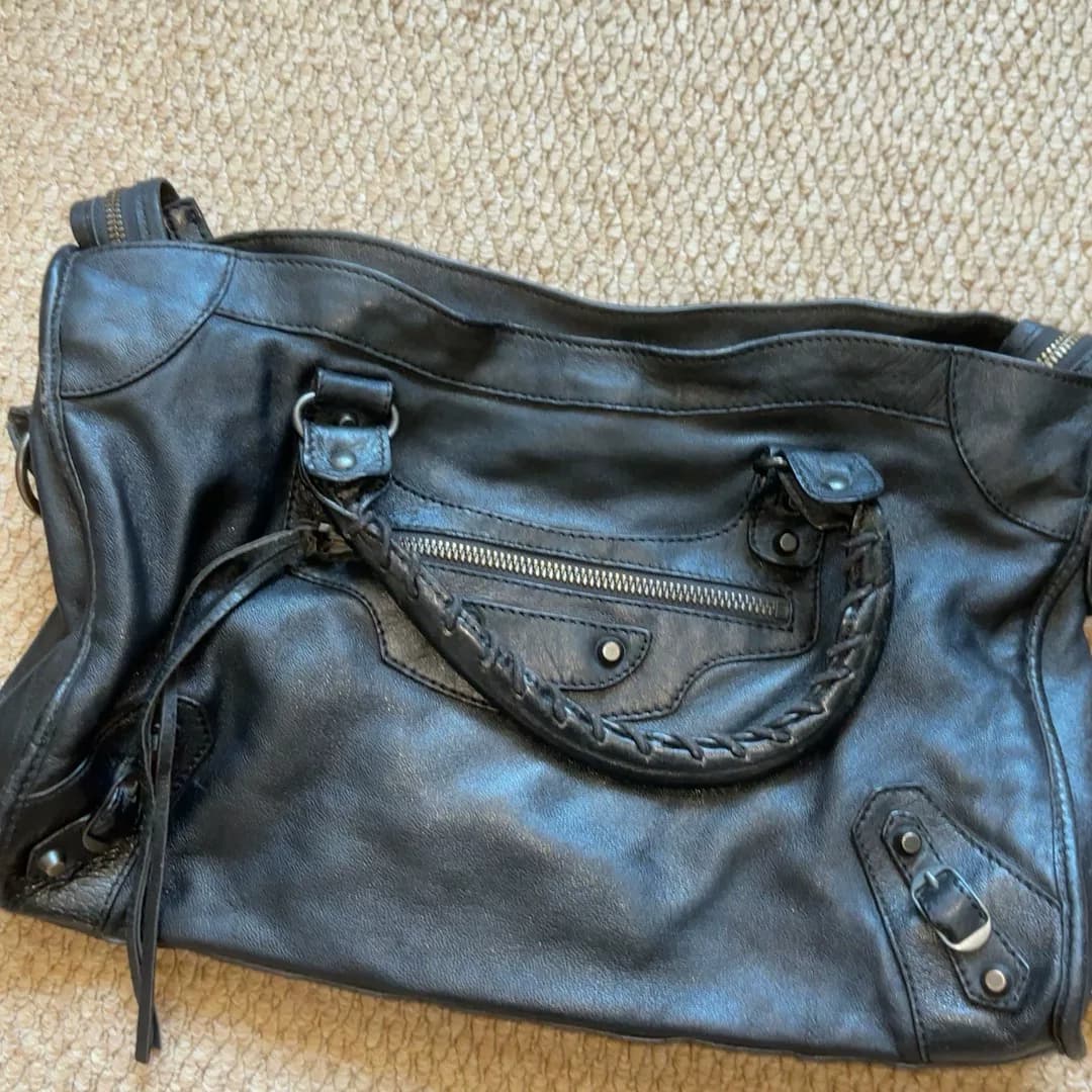 Натуральная винтажная мотоциклетная сумка Balenciaga среднего размера очень хорошо сохранила цвет, а ее кожа стала мягкой и блестящей.