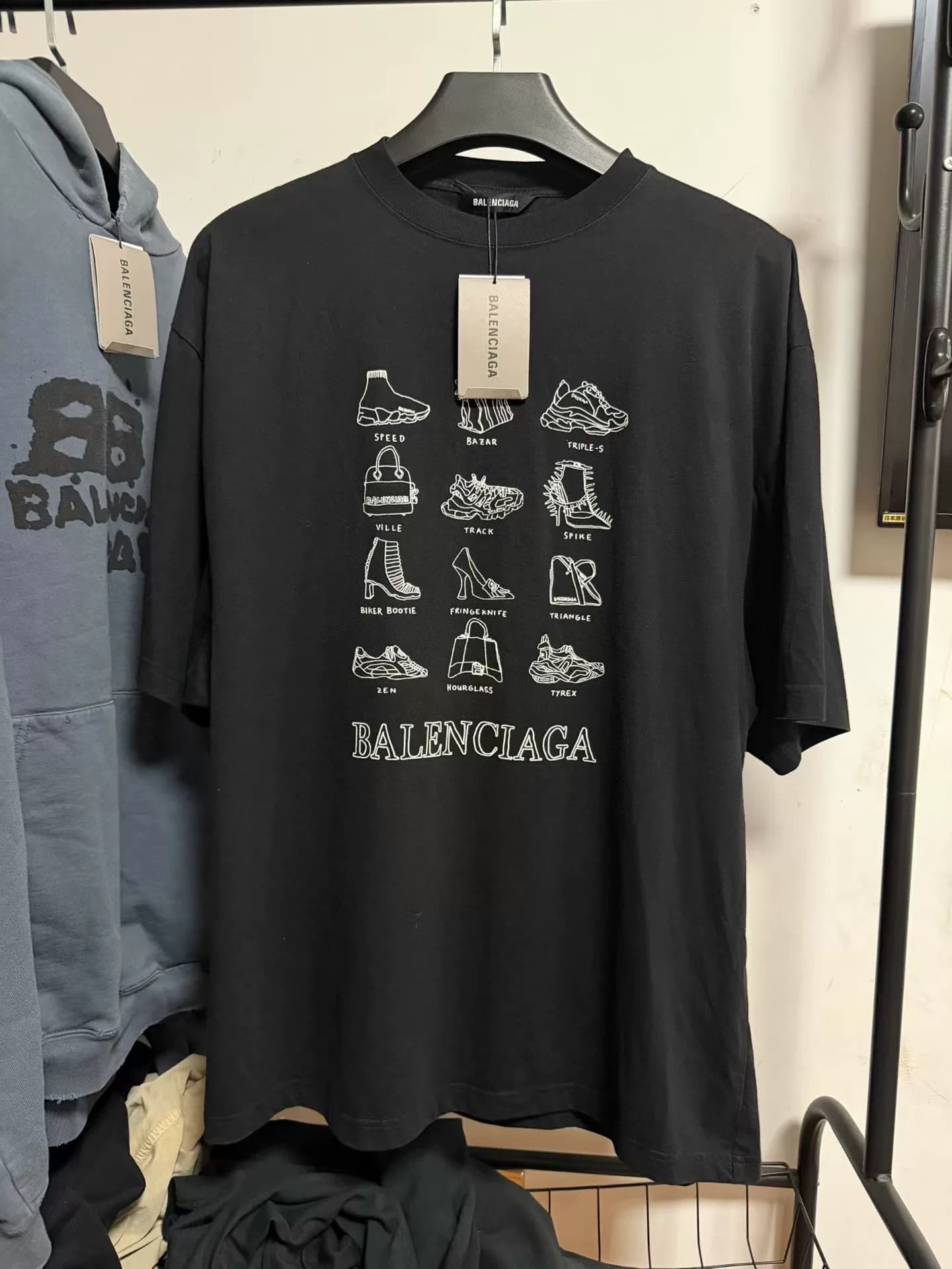 Коллекция Balenciaga с принтом и короткими рукавами xxs размер новый, по той же бирке длина 77, обхват груди 120
