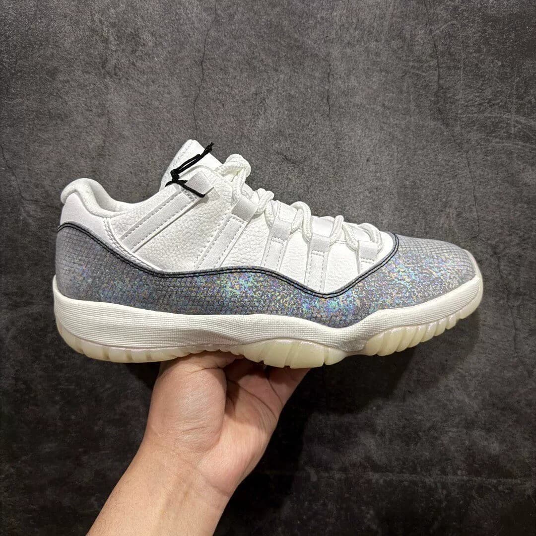 В настоящее время ассортимент потолочных моделей aj11 с низким вырезом "год змеи" ограничен, а на рынке доступно 11-е поколение моделей с низким выре…