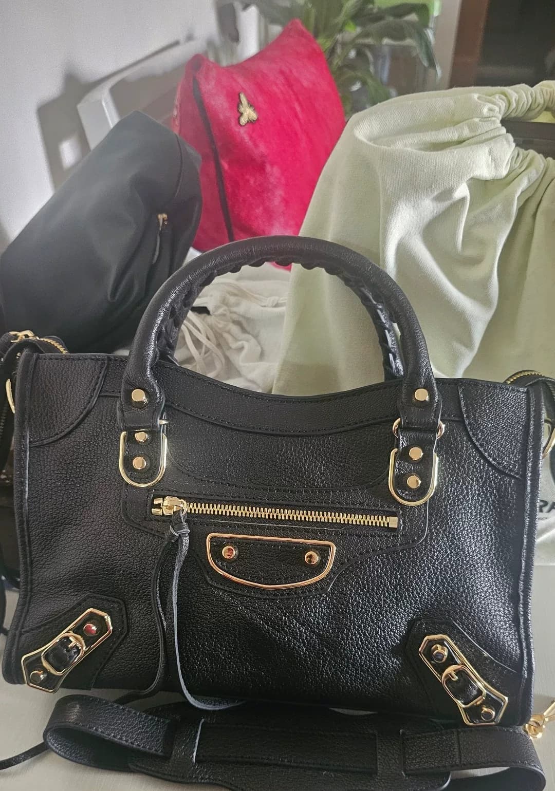 Мотоциклетная сумка Balenciaga, черный, малый размер, козья шкура, очень мягкая кожа, на фото