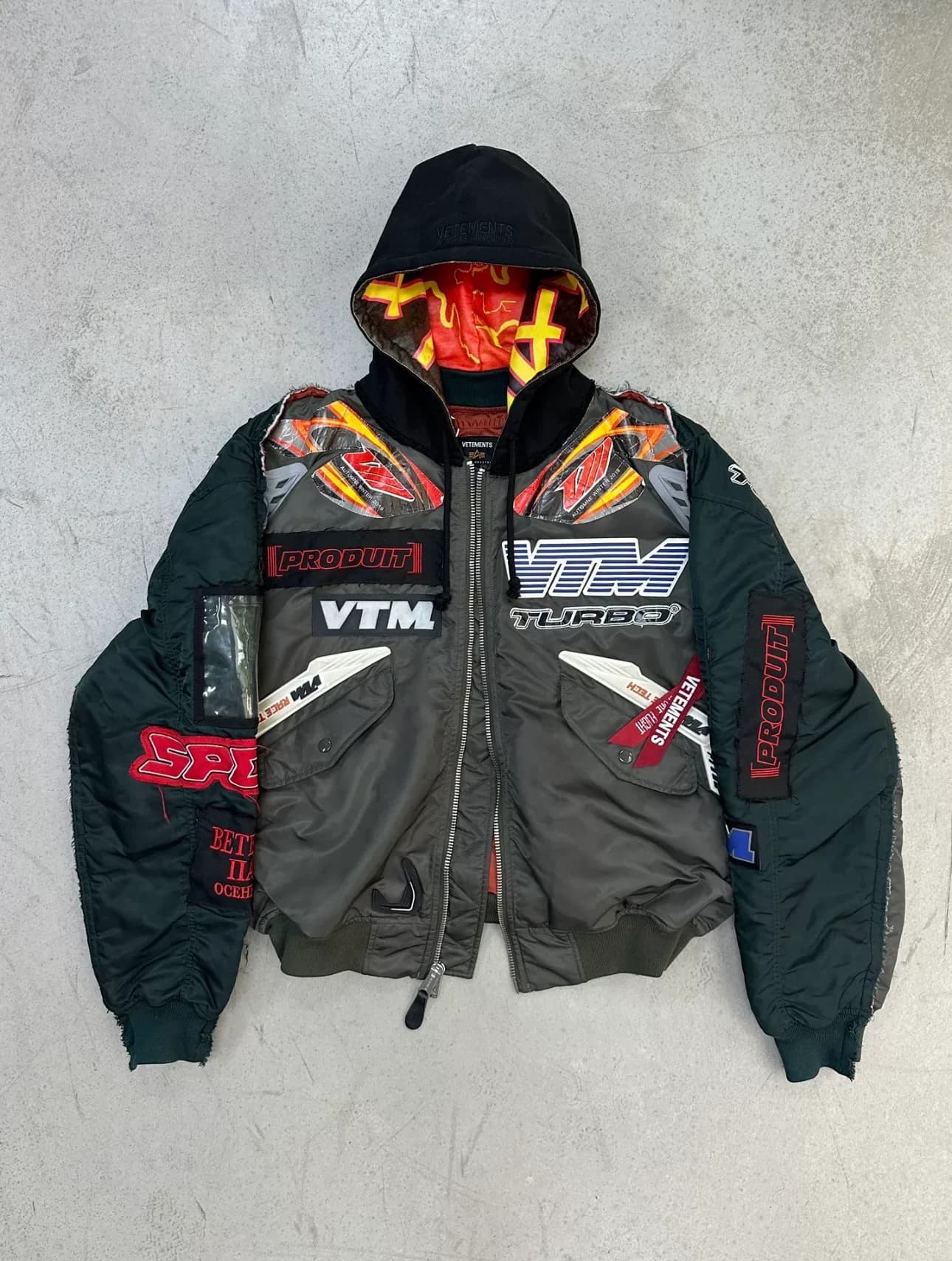 Детали с вышивкой на куртке-бомбере Vetements