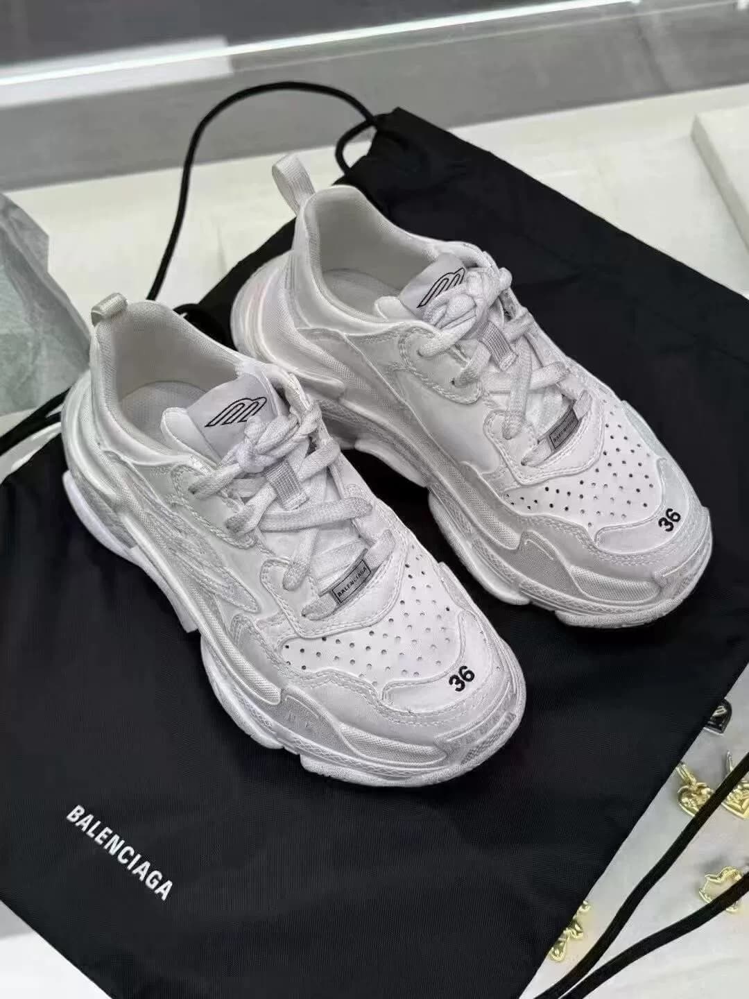 Balenciaga утроила распродажу Balenciaga