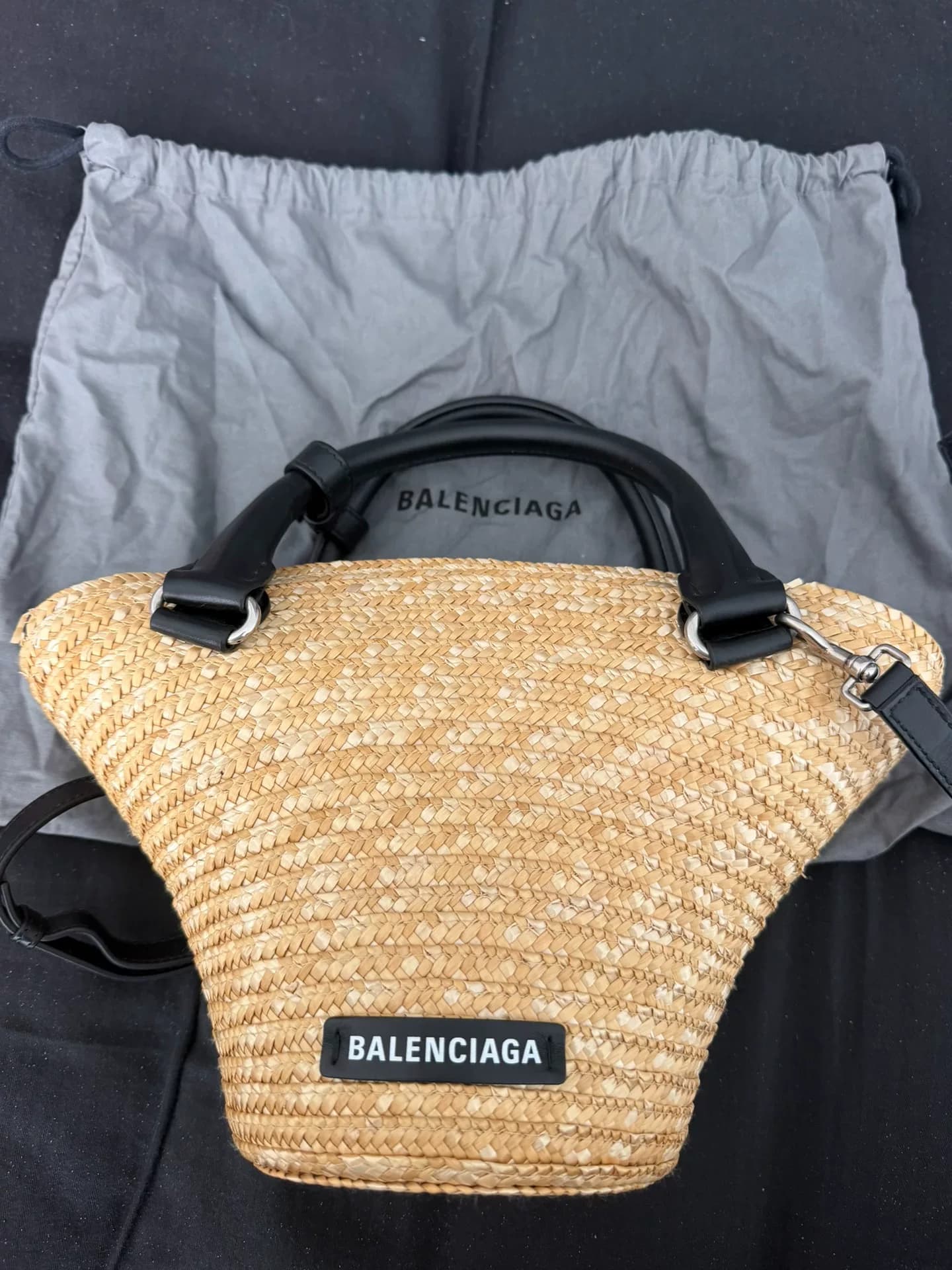 Однажды, когда я бездельничала, я воспользовалась соломенной сумкой Balenciaga, чтобы сфотографироваться.