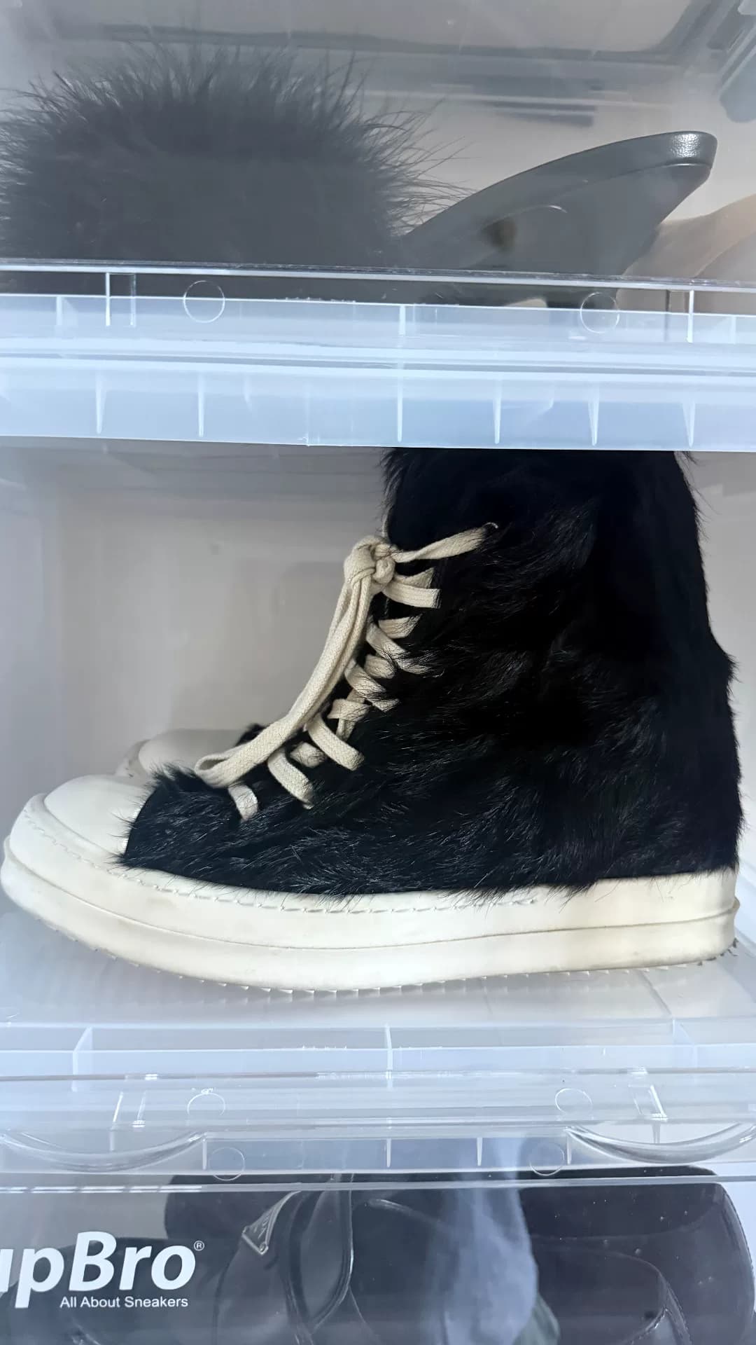 конский волос с высоким верхом от rickowens, все билеты в кассу на месте, просто проходите по 39 ярдам за раз.