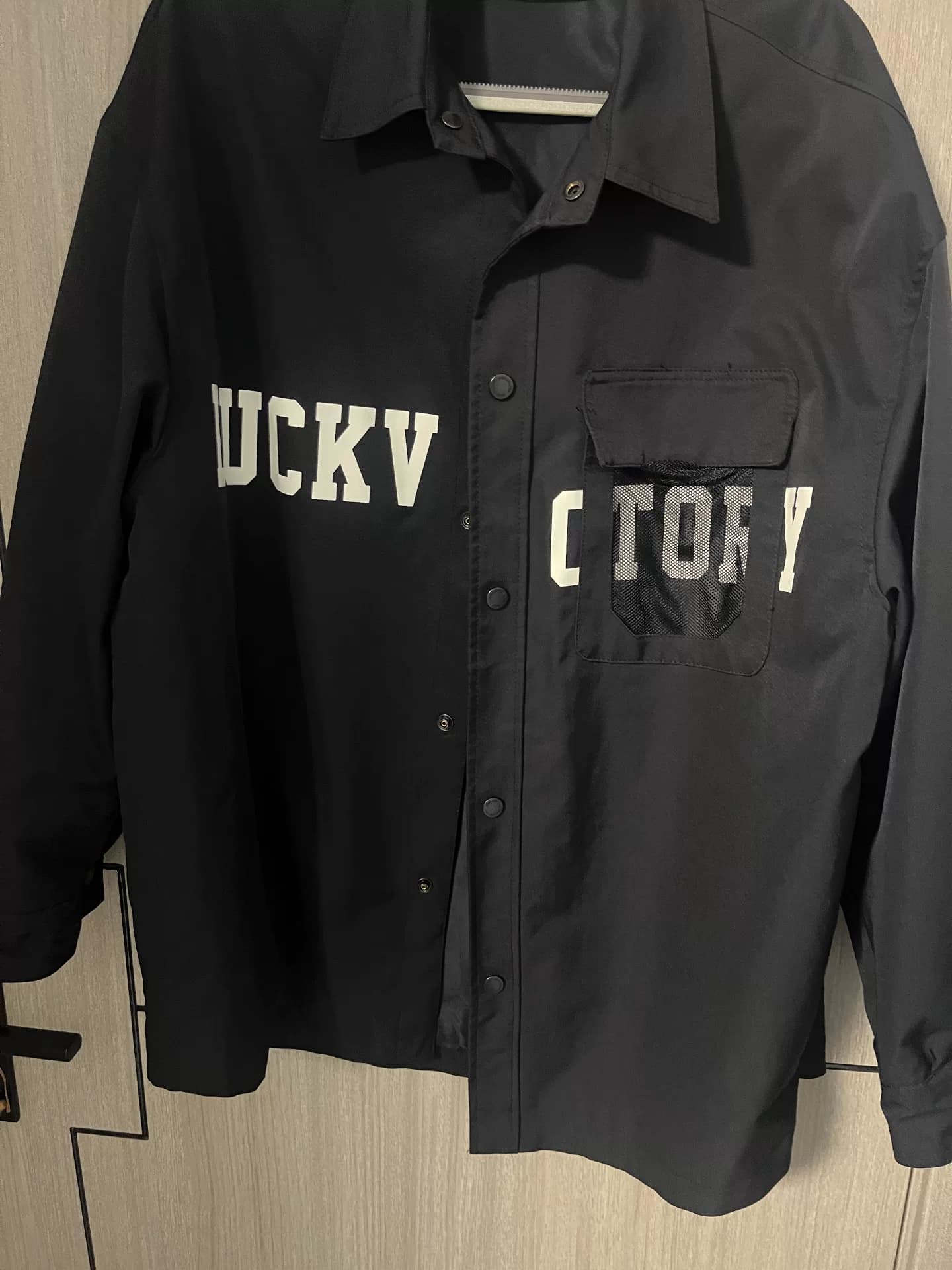 Кобрендовый черный пиджак-рубашка Vetements с буквенным принтом UCKV на груди,