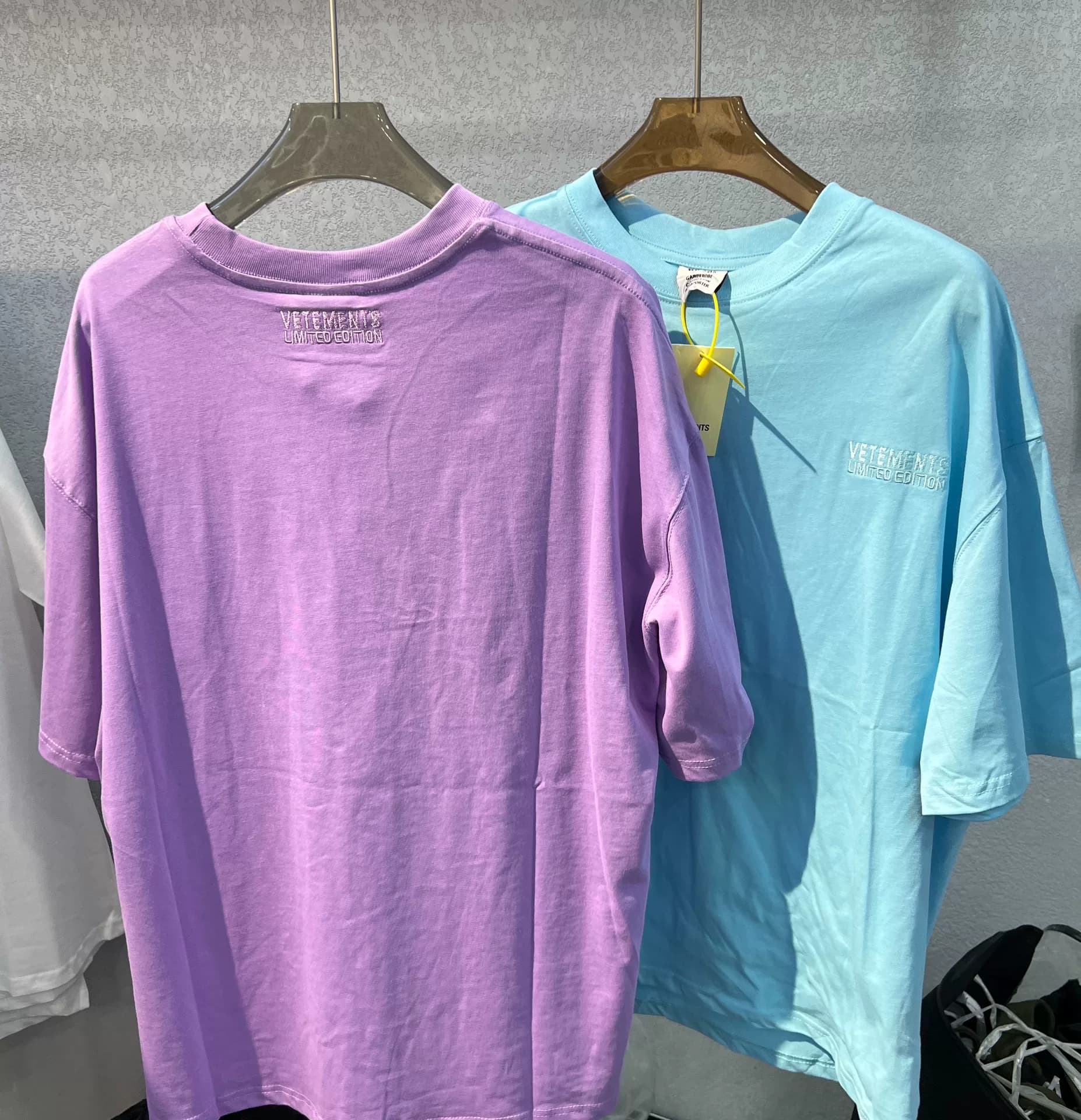 Хлопковая футболка с короткими рукавами Vetements, свободного кроя, из удобной ткани.Точная надпись на обороте