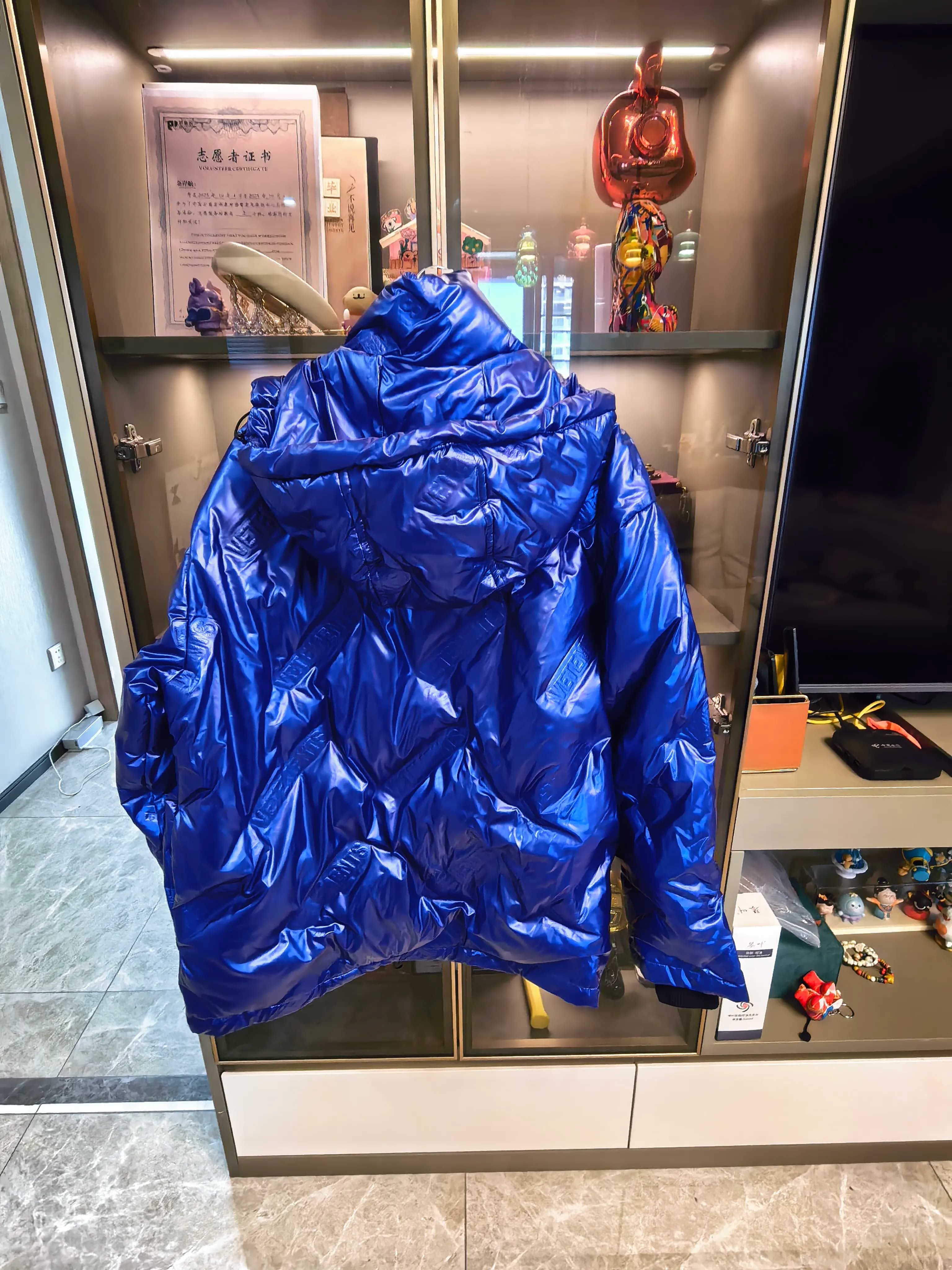 Глянцевый пуховик VETEMENTS, темно-синий, купить на кассе в торговом центре