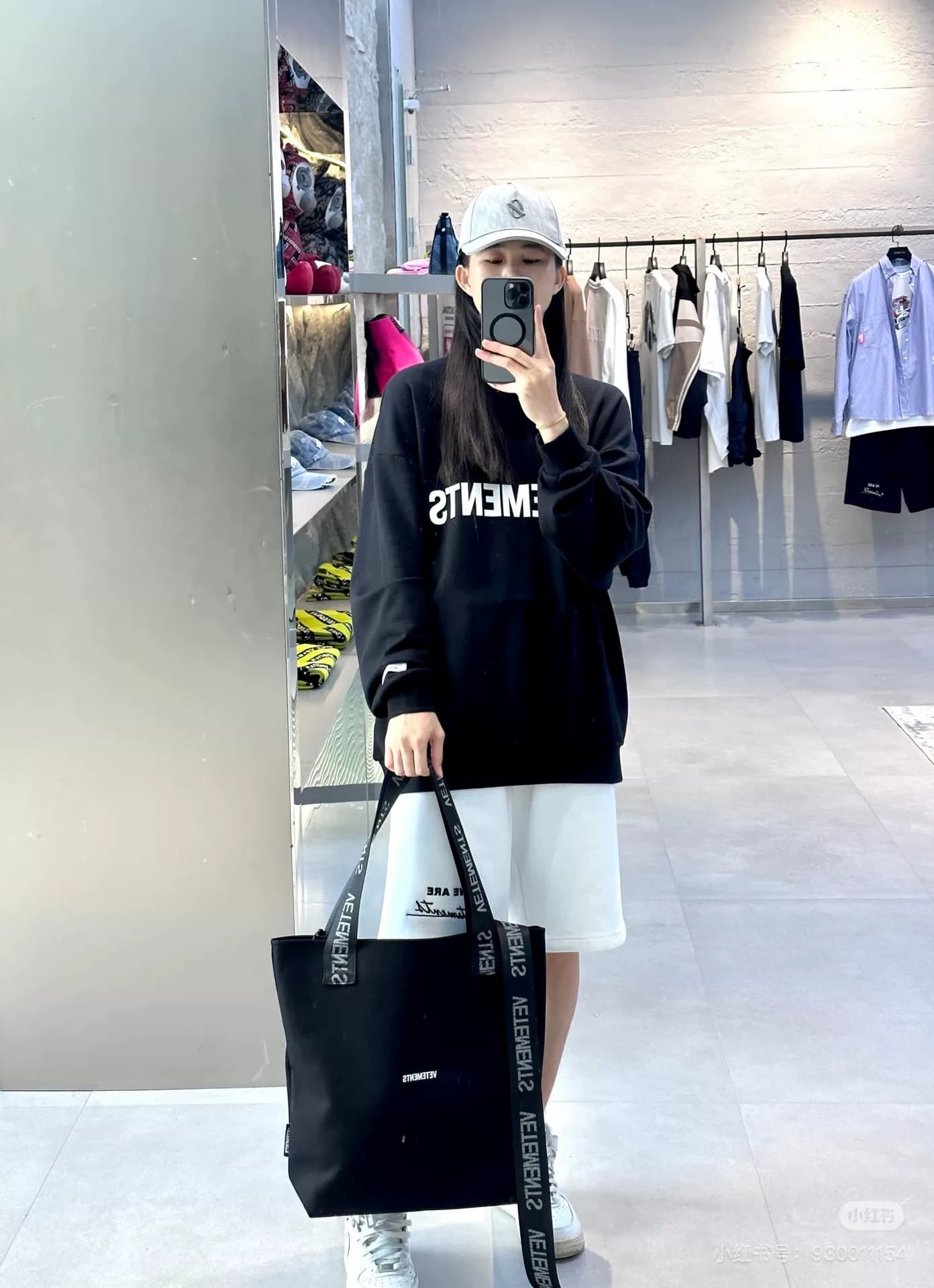 Оригинальные сумки модного бренда VETEMENTS на прилавке VETEMENTS, совершенно новые сумки.черное