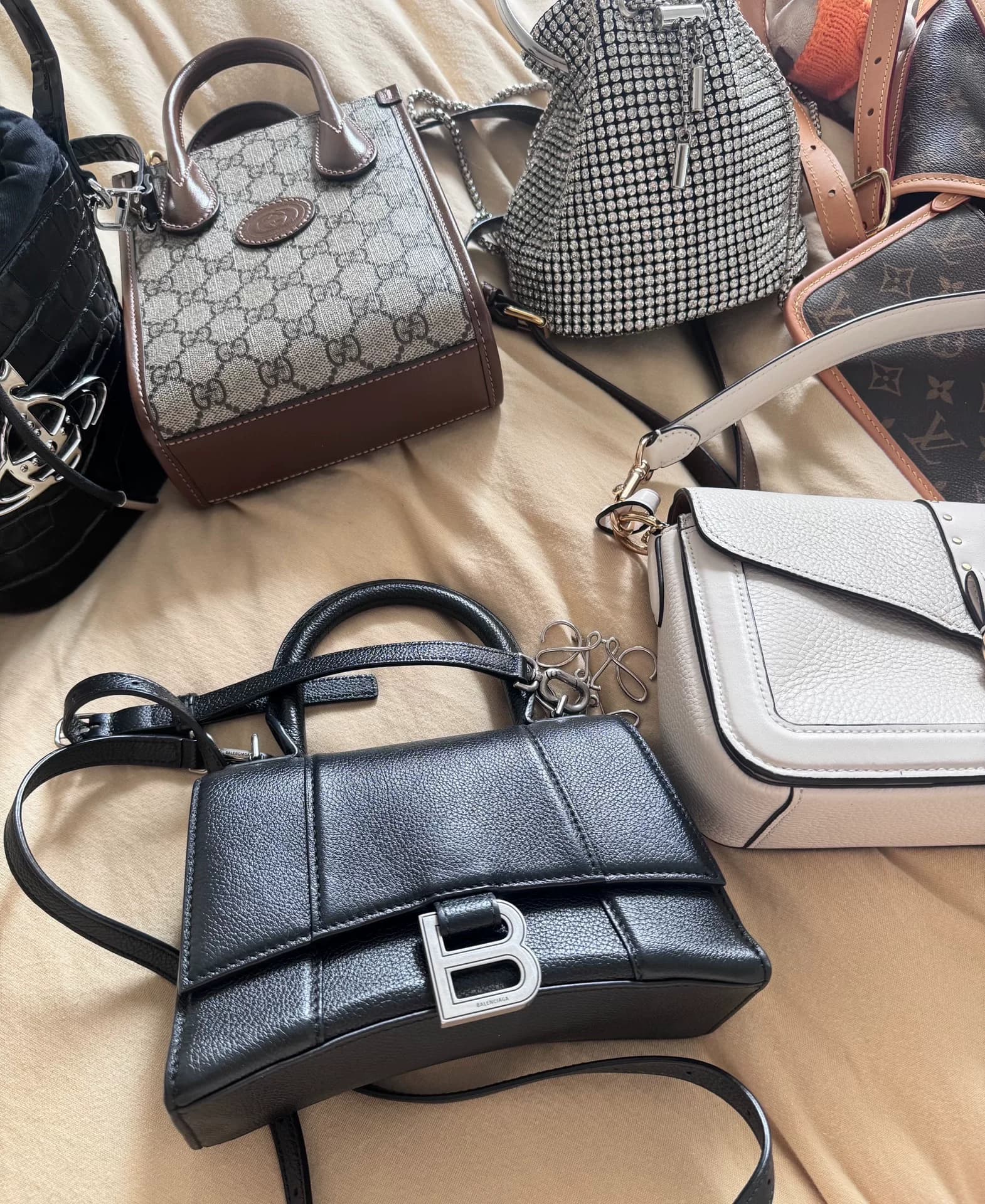 Одна цена Balenciaga Песочные часы Balenciaga серебристые