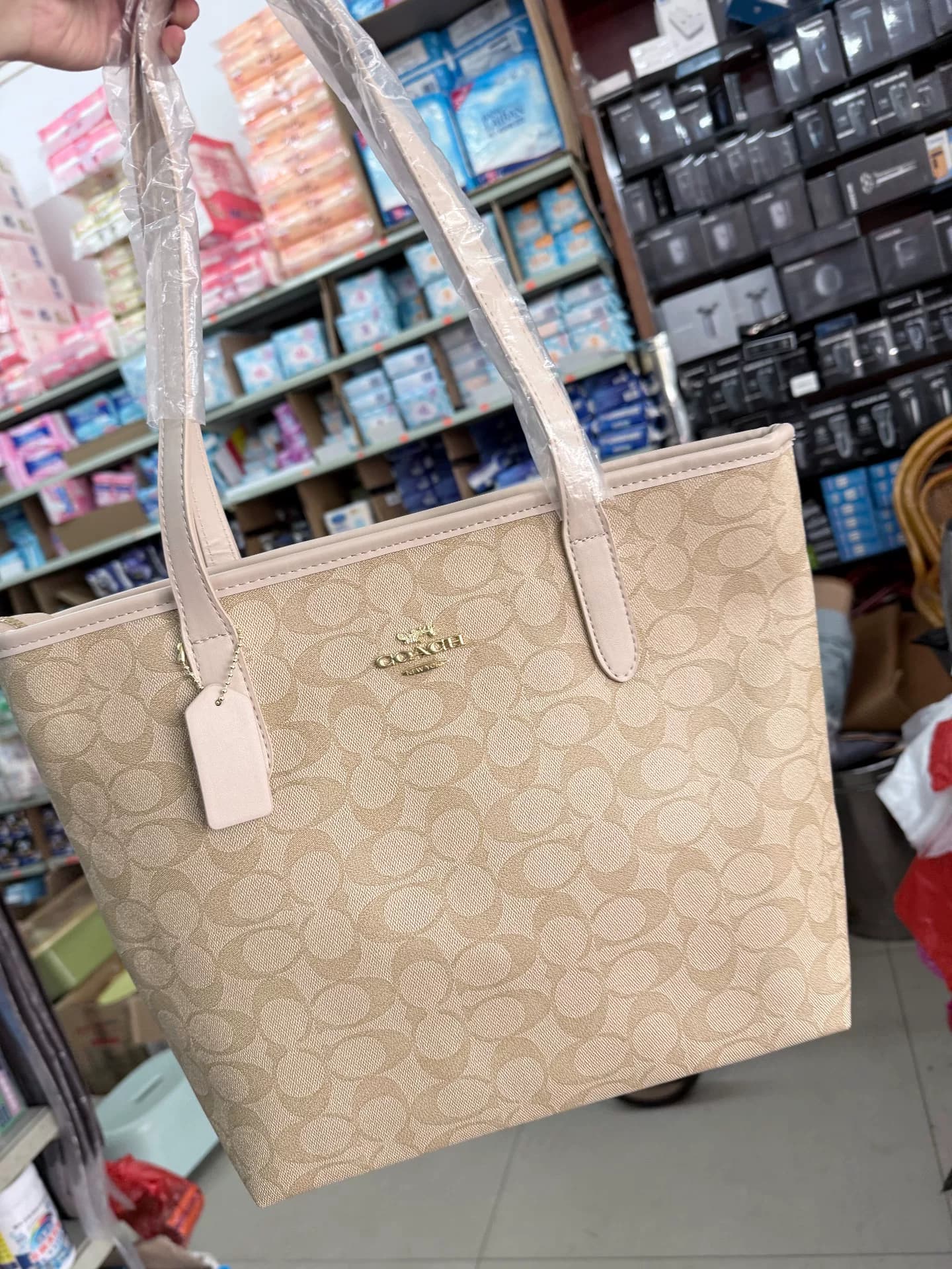 Совершенно новая сумка-тоут COACH City33 цвета молочного чая в классическом старом цветочном стиле!защита