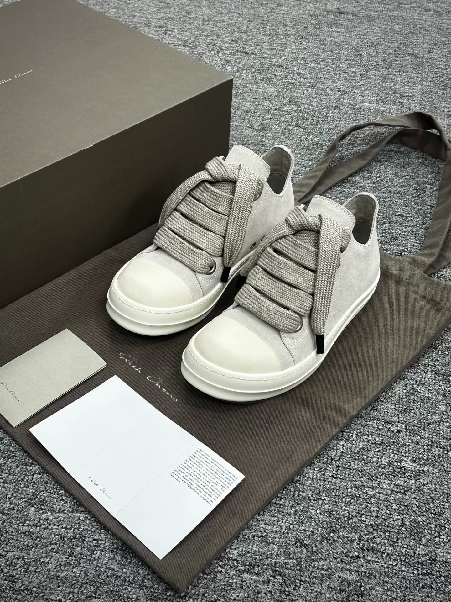 Толстые шнурки из серо-белой замши, большие кеды converse