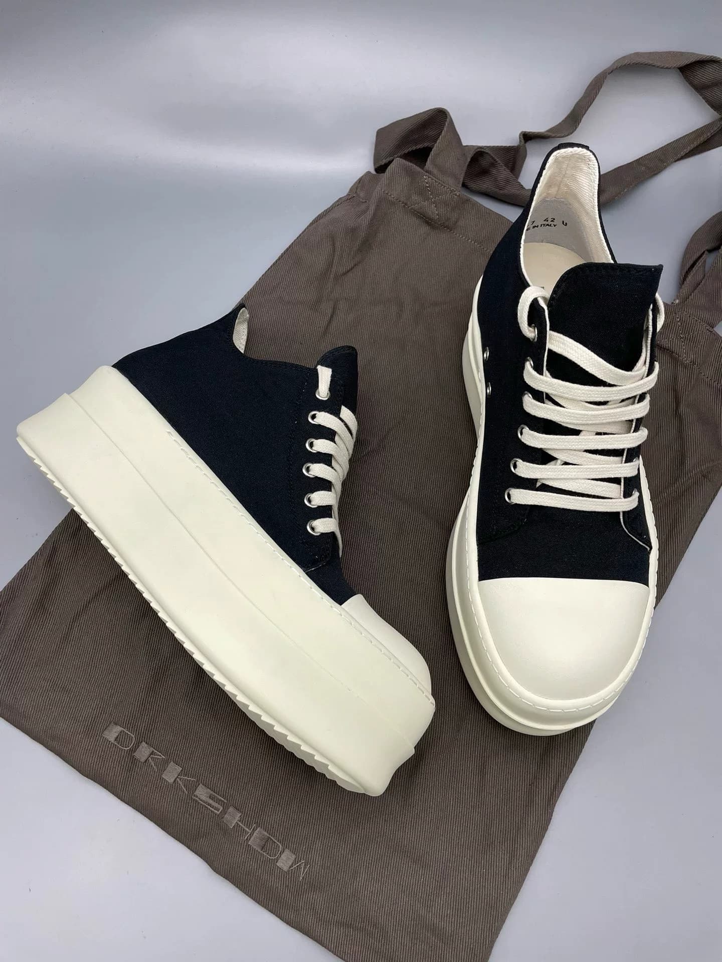 Мужские и женские модели с низким вырезом на толстой подошве из сатина Rick Owens RO, выполненные из атласа и воловьей кожи.Этот - атласный. Как пока…