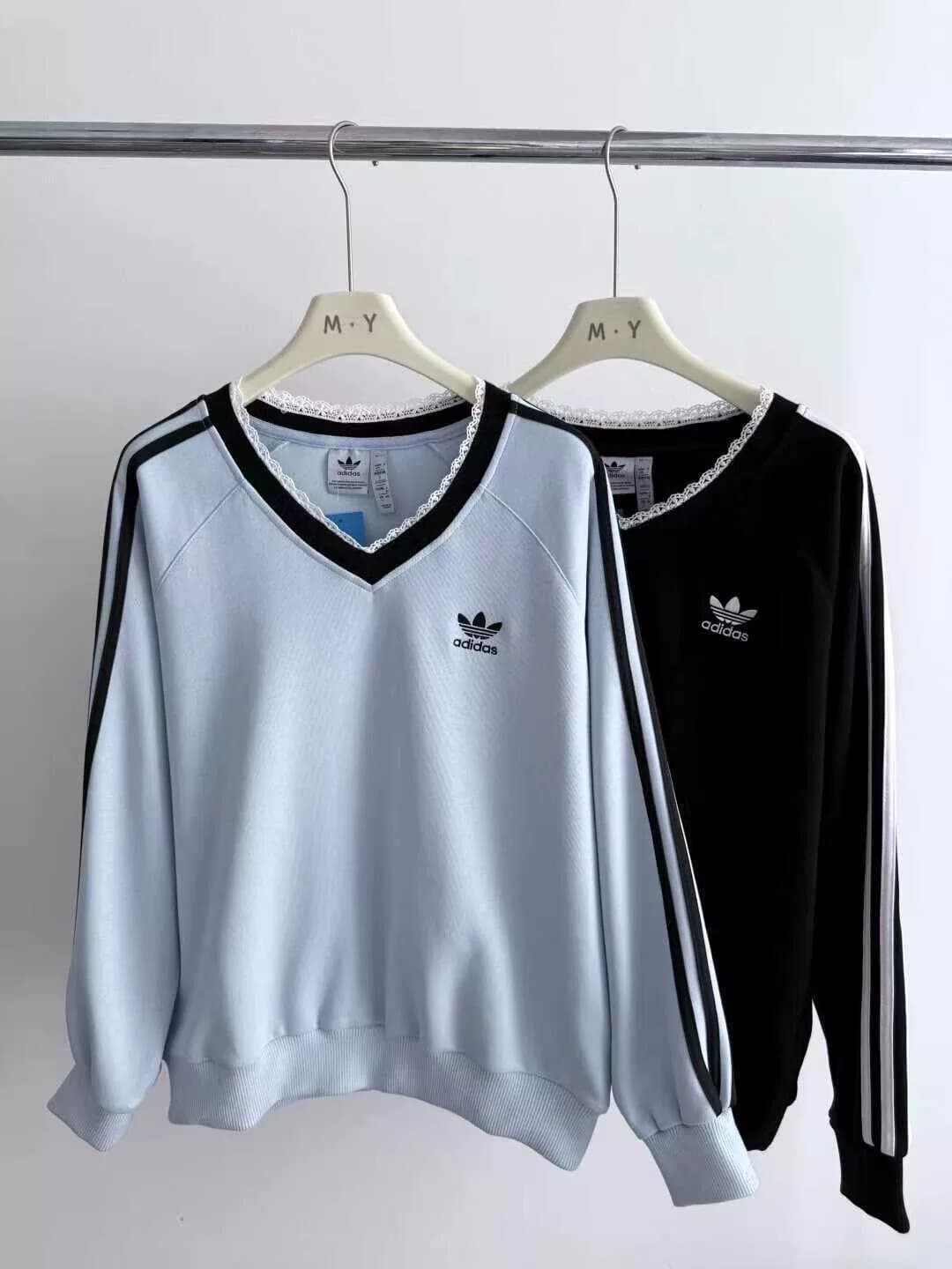 adidas Adidas jennie с таким же корейским кружевным V-образным вырезом.