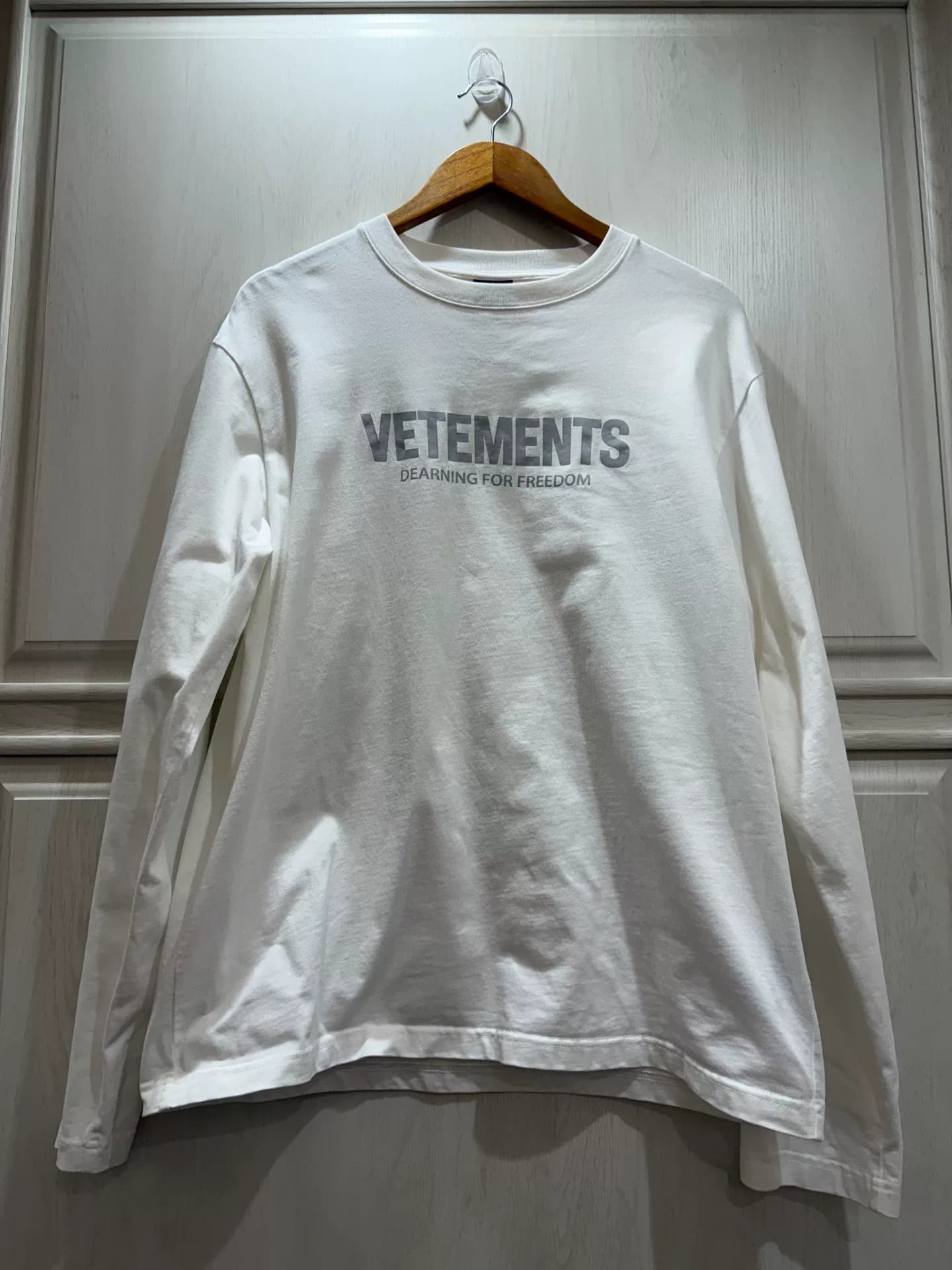 Футболка VETEMENTS с длинным рукавом белого цвета