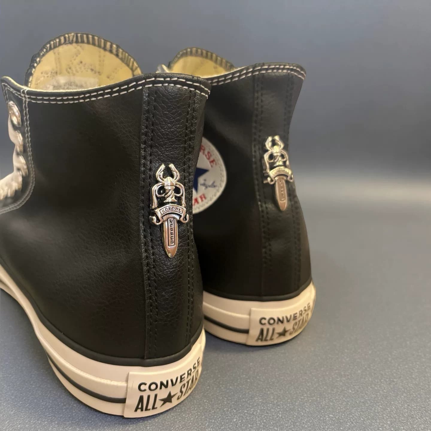 Croixin Converse переделал посеребренную фурнитуру, включая обувь) Кожаные кроссовки Croixin Converse под кобрендингом
