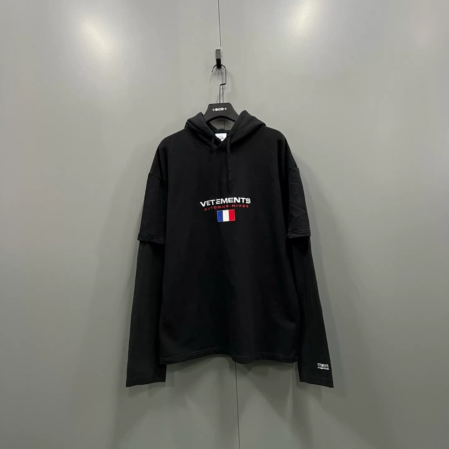 Поддельная толстовка с капюшоном из двух частей, расшитая логотипом Vetements, размер XS / абсолютно новая