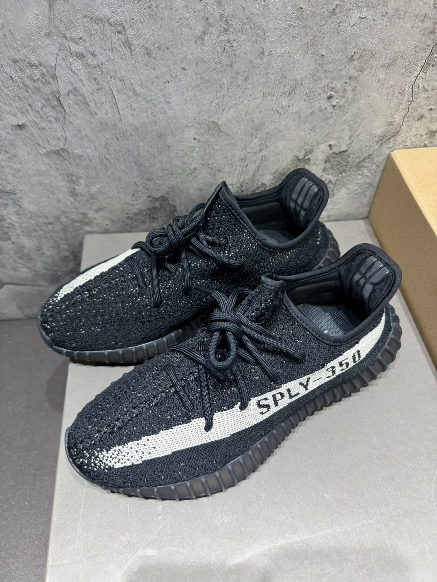 Кроссовки Adidas adidas coconut 350 черно-белые Oreo yeezy35