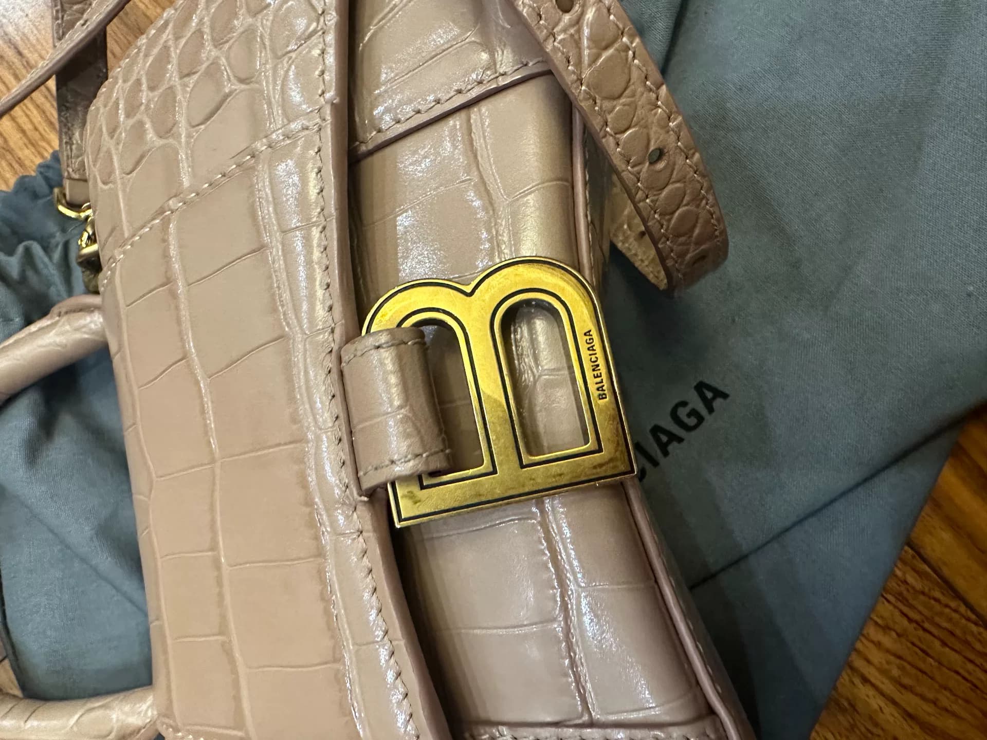 Сумка-мессенджер Balenciaga цвета молочного чая ~ раньше я больше всего любила этот цвет