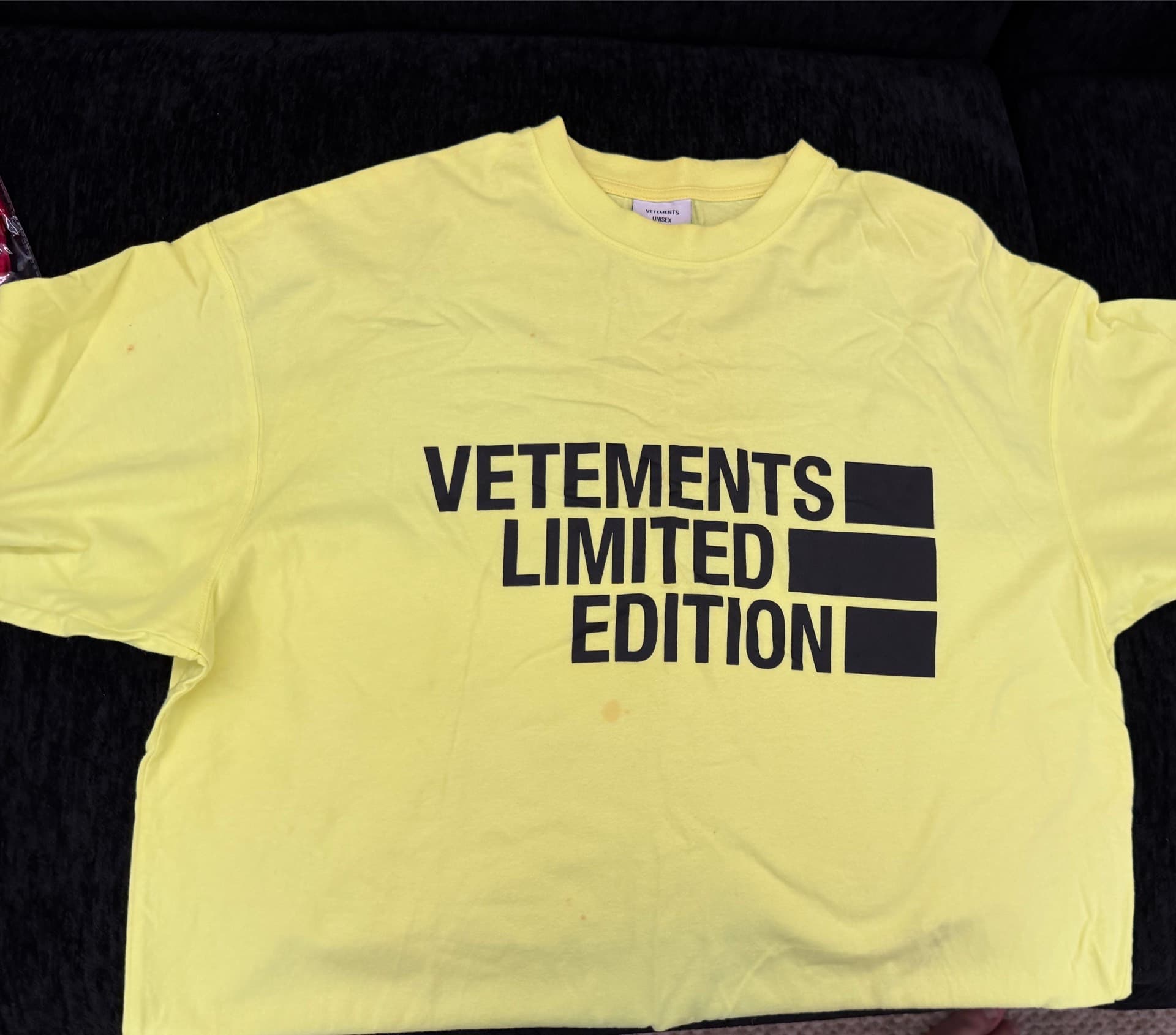 Лимитированная серия VETEMENTS желтого цвета с коротким рукавом