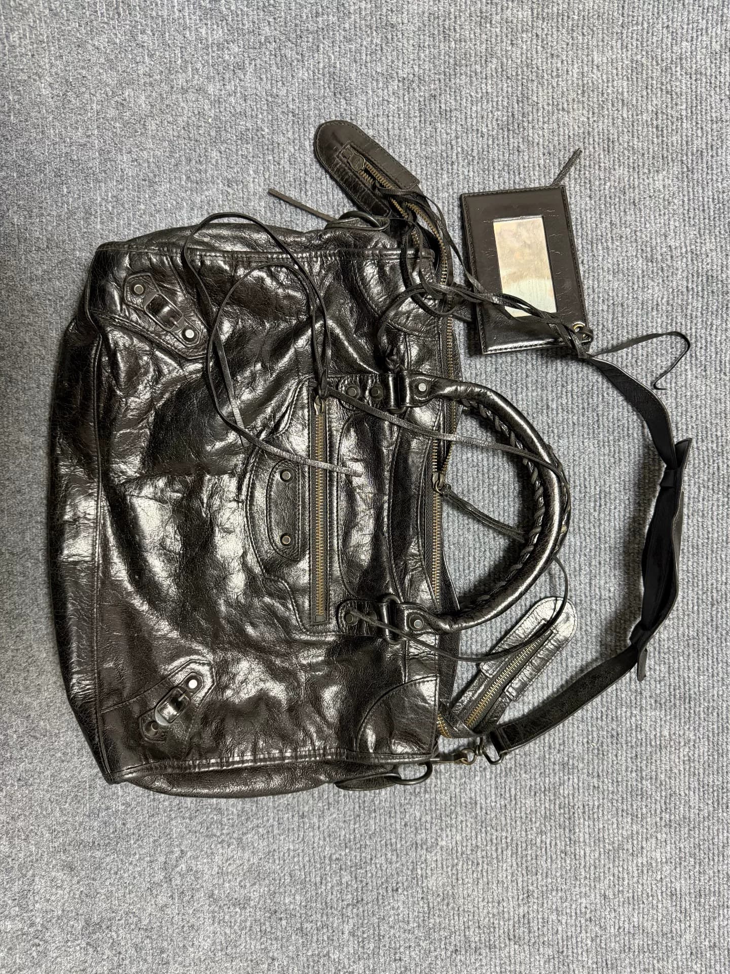 Balenciaga Мотоциклетная сумка Balenciaga, среднего размера, из масляно-восковой кожи, сделано в Италии
