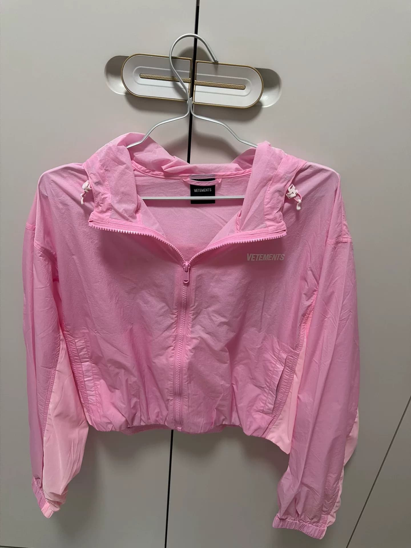 Спайк!Солнцезащитная одежда VETEMENTS розового цвета с капюшоном, размер 165/88 А, несколько