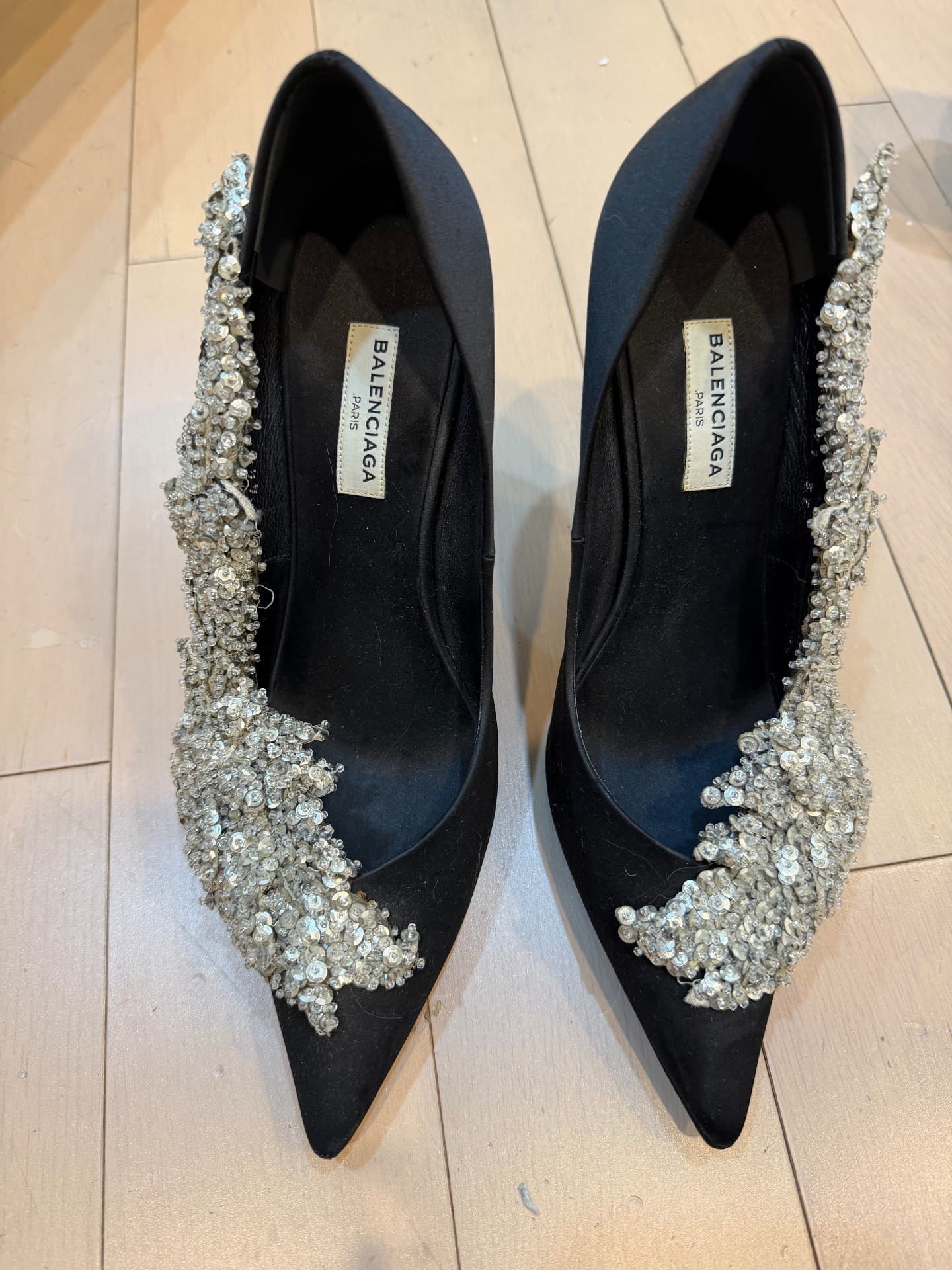 Вышедшая из печати коллекция Balenciaga Balenciaga на подиуме на высоких каблуках