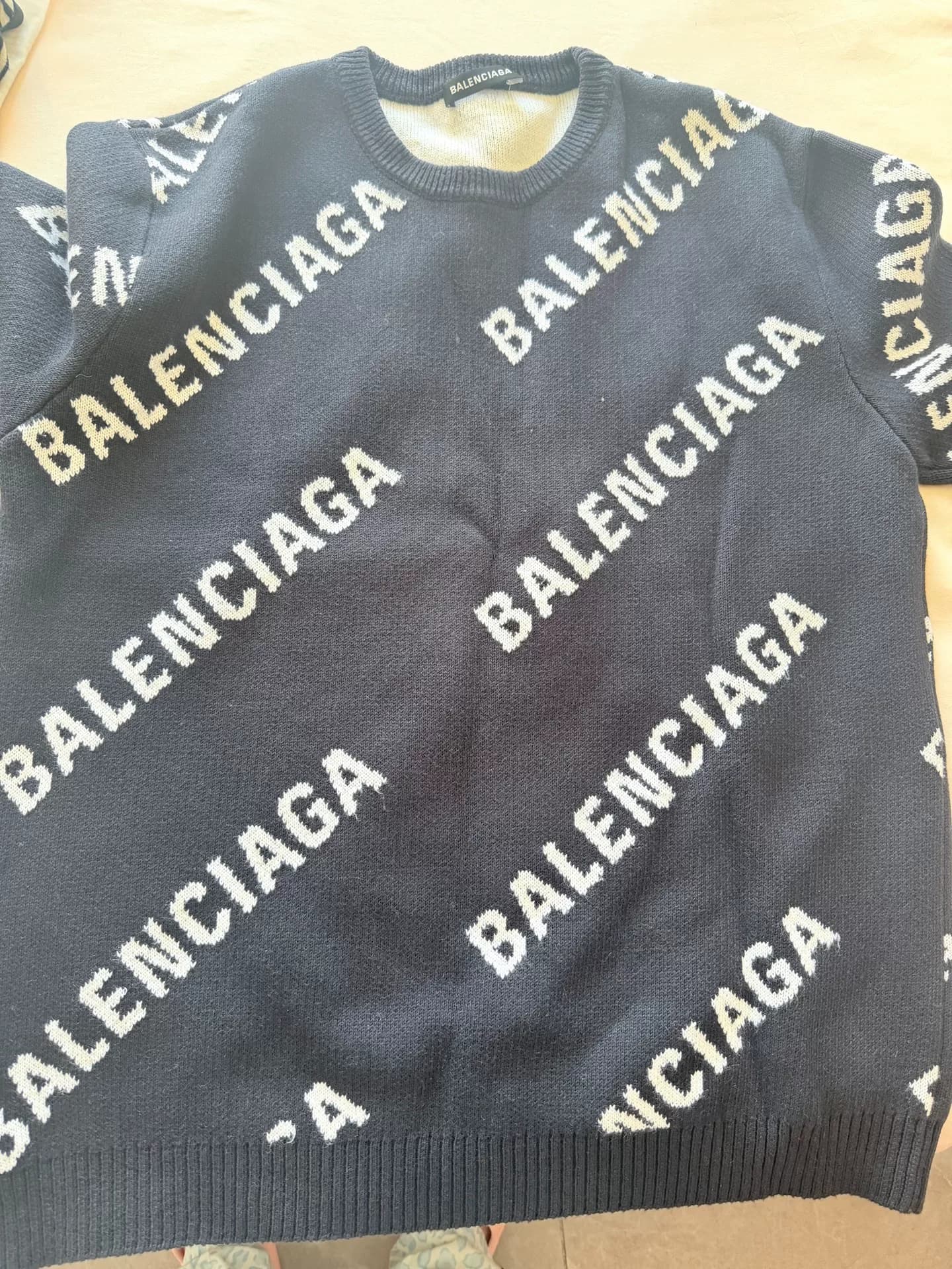 Свитер Balenciaga с полным принтом логотипа Balenciaga, размер M