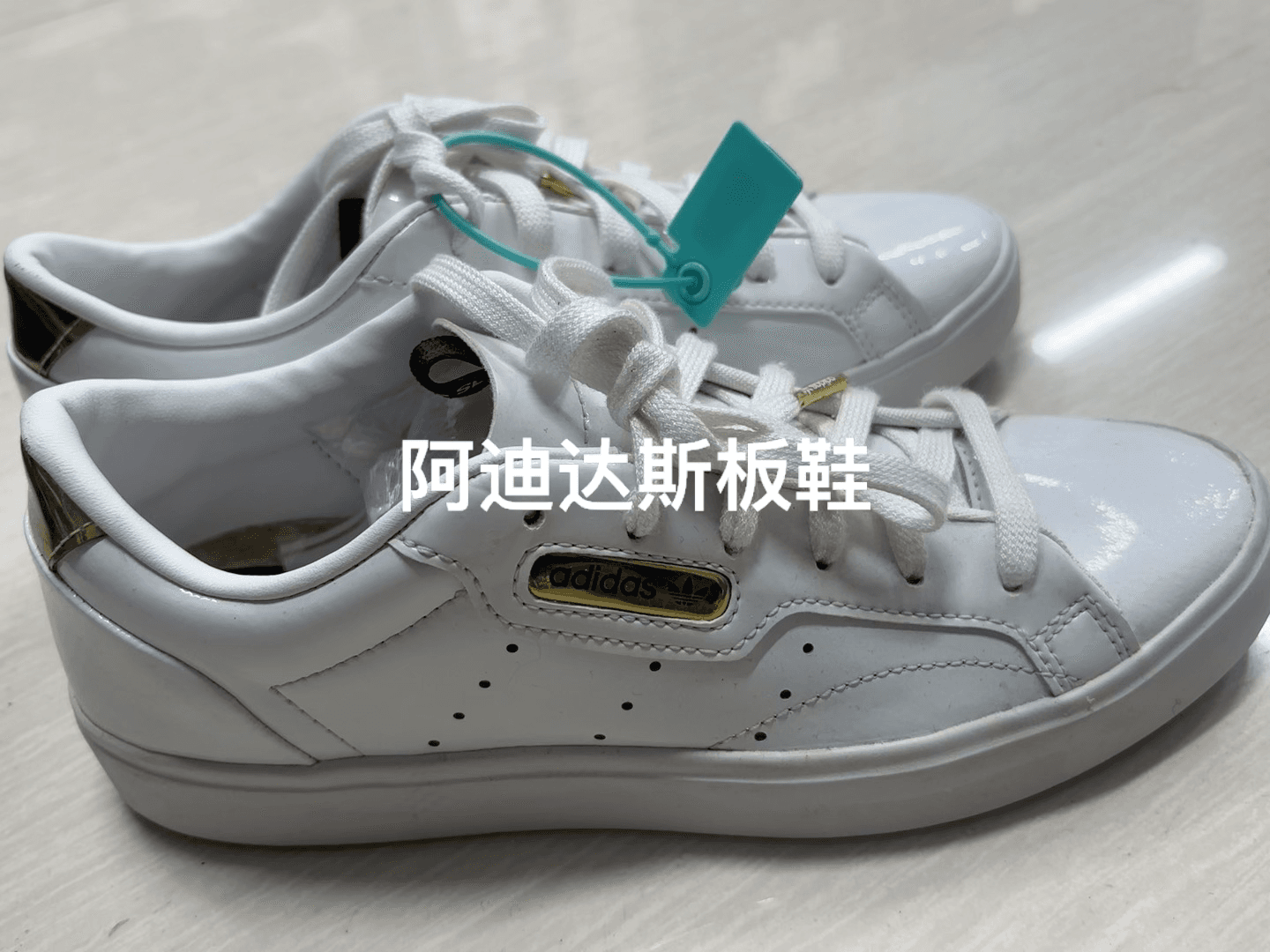 Кроссовки Adidas, платинового цвета, 35-го размера, практически новые и не ношеные, верх и подошва очень сухие