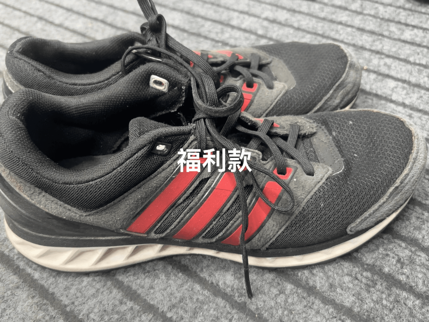 Спортивная обувь Adidas, черно-красная расцветка, размер 42, б/у, цвет в порядке, верхняя часть