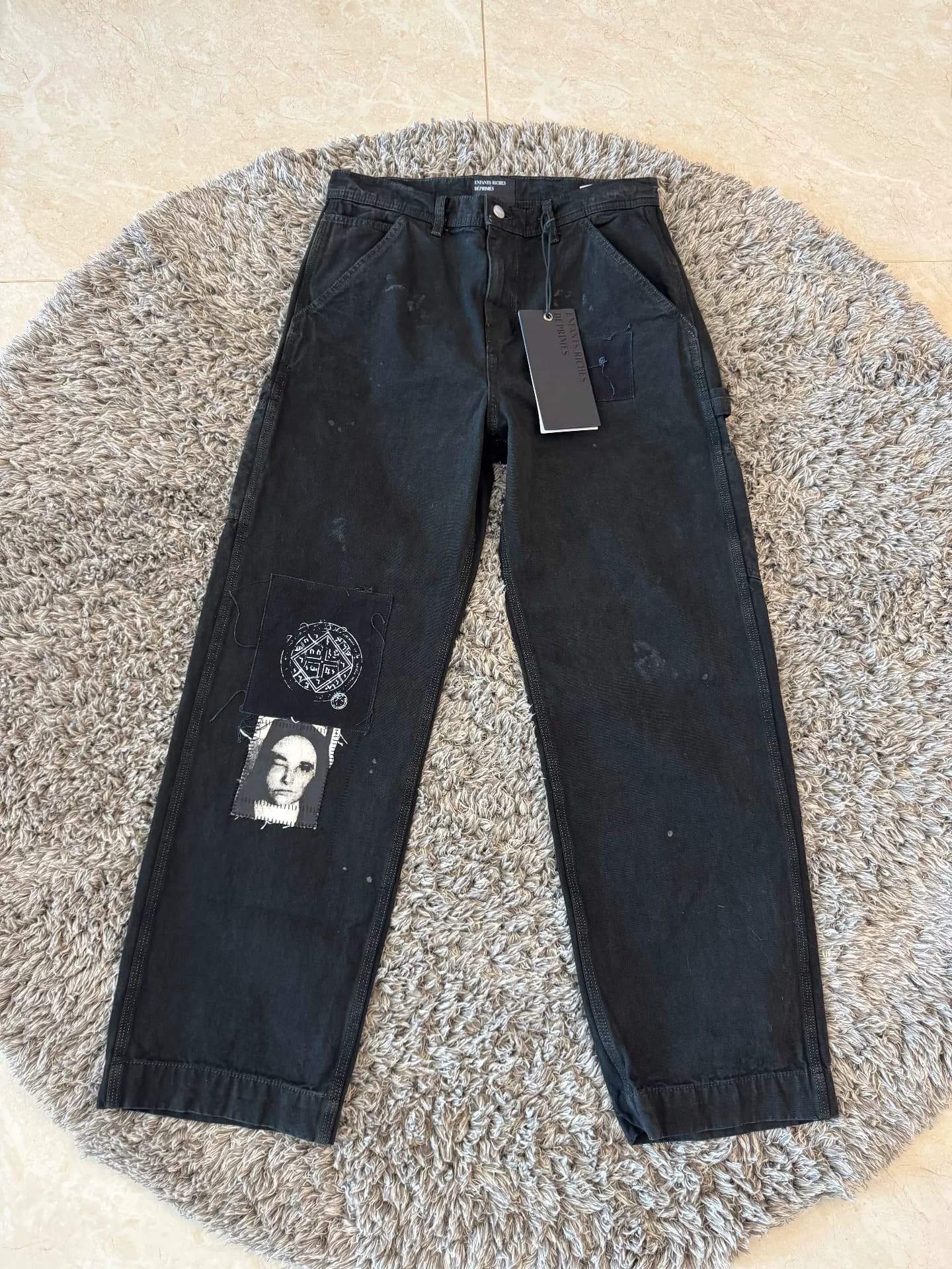 Богатеет, лишает своего портрета