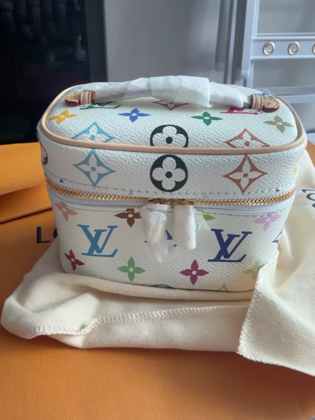 Кобрендовая косметичка nice nano от Louis Vuitton белого цвета Sancai Murakami Takashi от LV Louis Vuitton