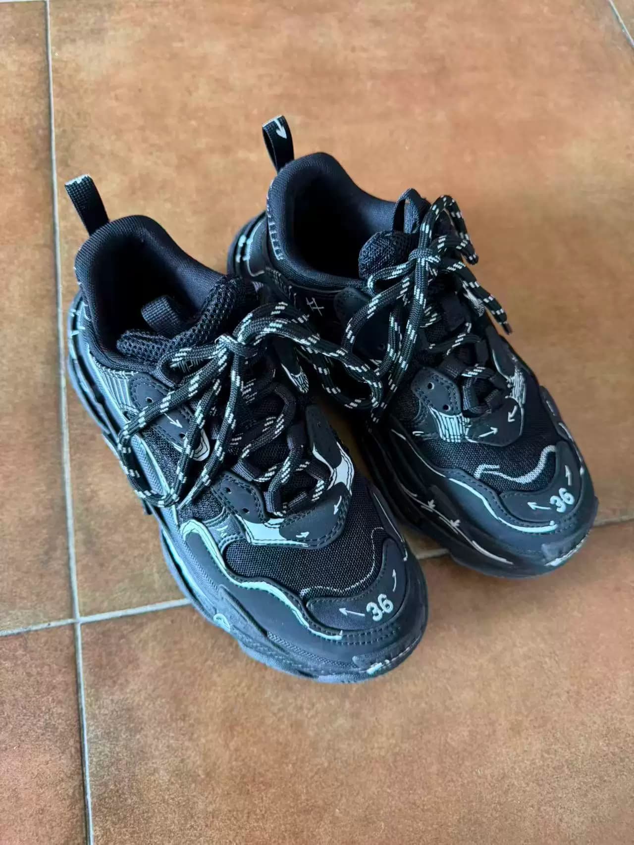 Черно-белые кроссовки Balenciaga Balenciaga Triple S с граффити для папы