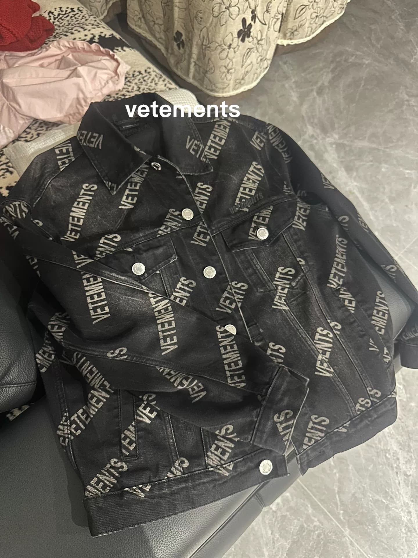 Черная джинсовая куртка Vetements с нанесенным на нее логотипом, абсолютно новая, размер XS