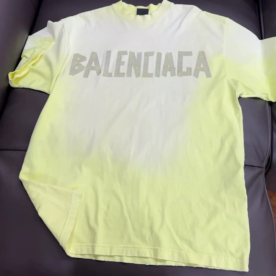 Футболка Balenciaga с короткими рукавами размера m не подлежит возврату после носки, стирки и износа