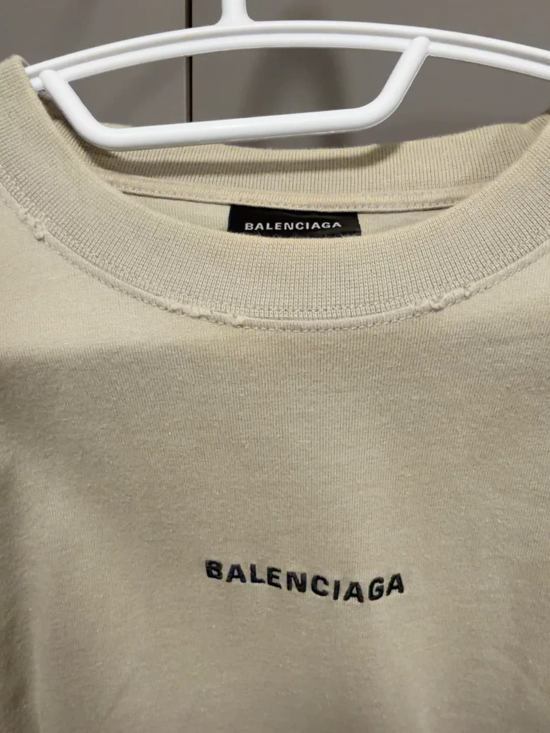 Купленный в магазине Galaxy Macau, Balenciaga имеет одинаковый стиль для мужчин и женщин, и я надевала его дважды, чтобы устранить протечки!!отмечать: